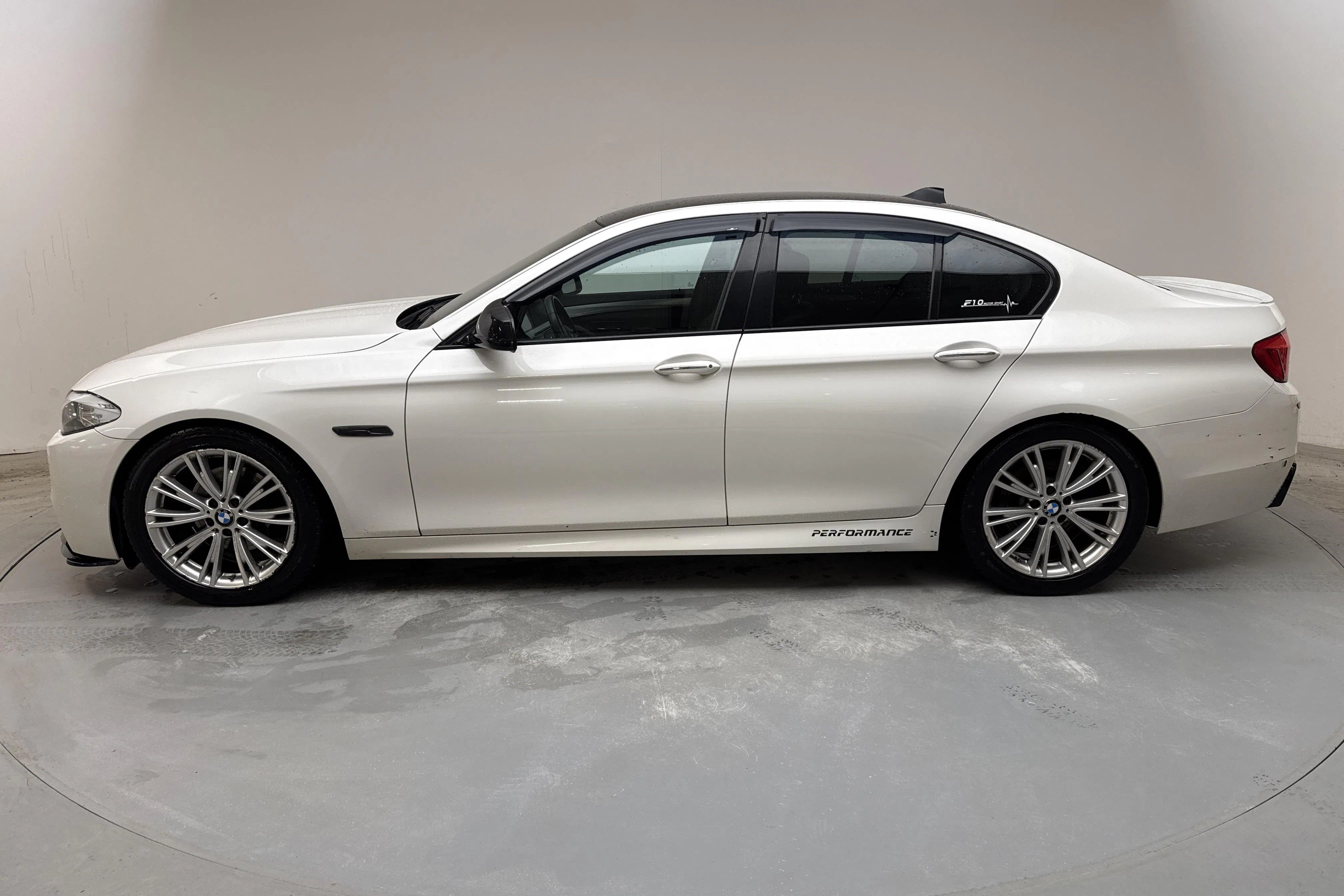 Presentation photo 2 of 14: BMW 520d Sedan, F10 (184hk) - 278 300 km - Automatic - white - 2012
