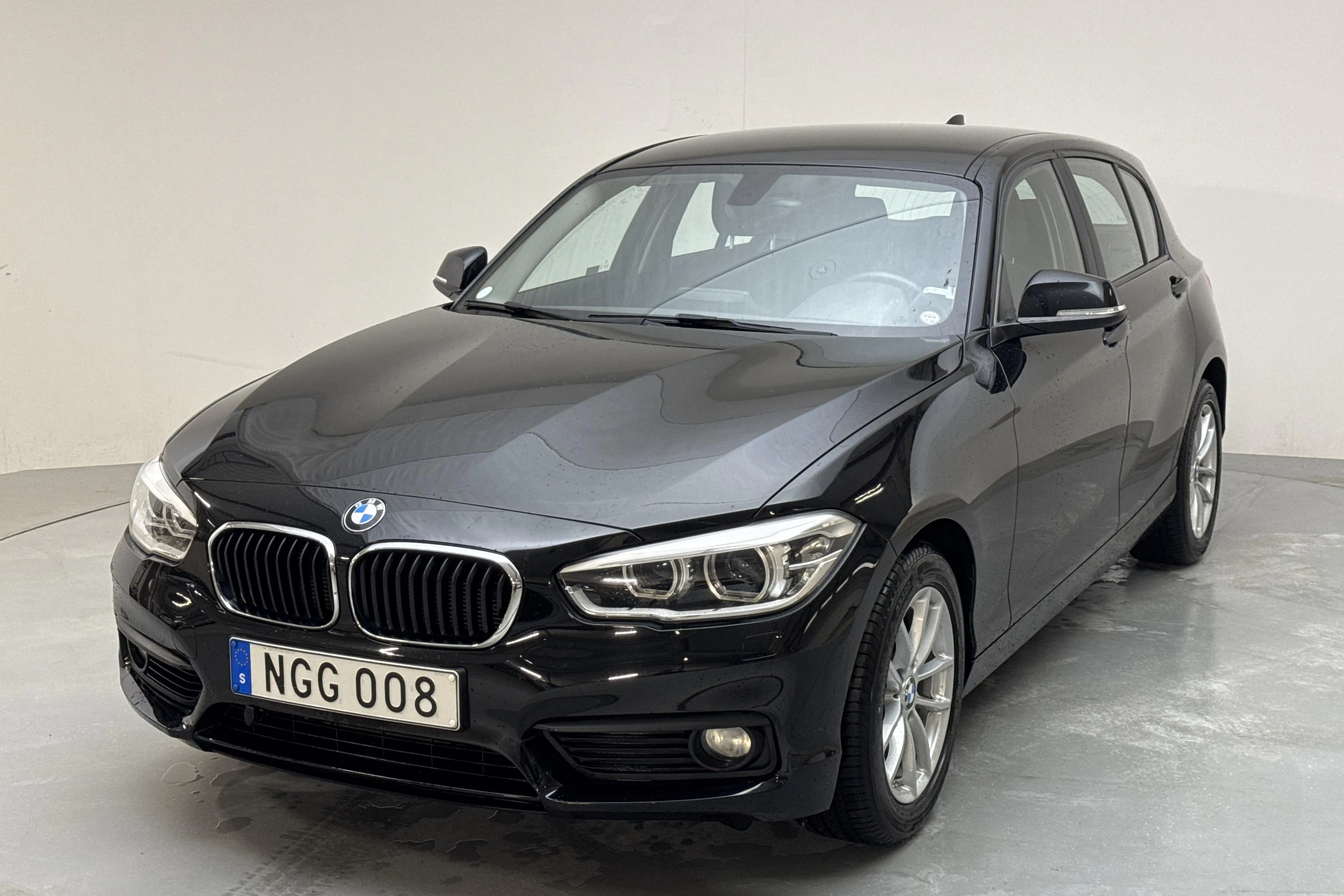 Presentation photo 1 of 13: BMW 118i 5dr, F20 (136hk) - 56 150 km - Automatic - black - 2016