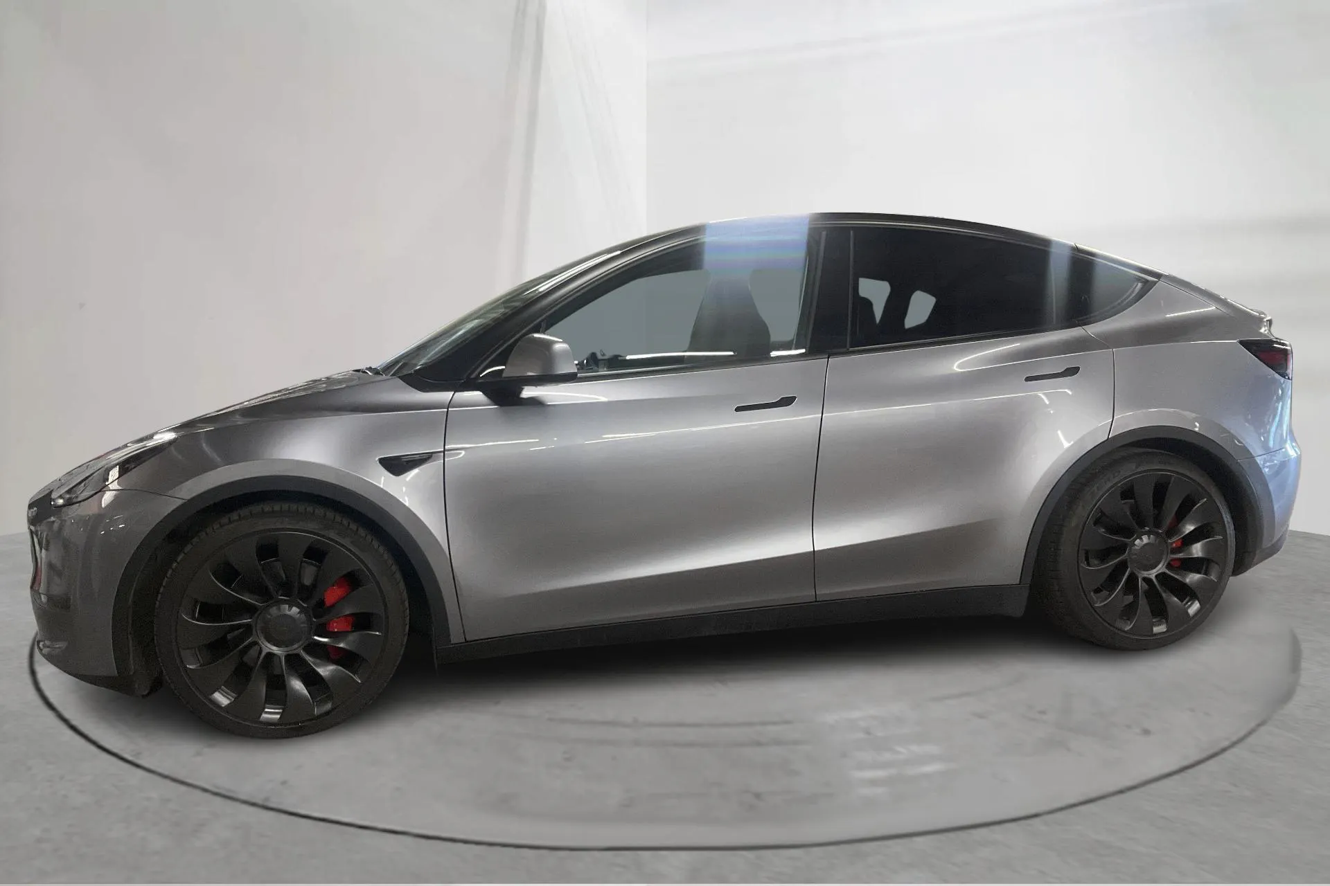 Presentationsfoto 2 av 21: Tesla Model Y Performance Dual Motor AWD - 3 057 mil - Automat - grå - 2023