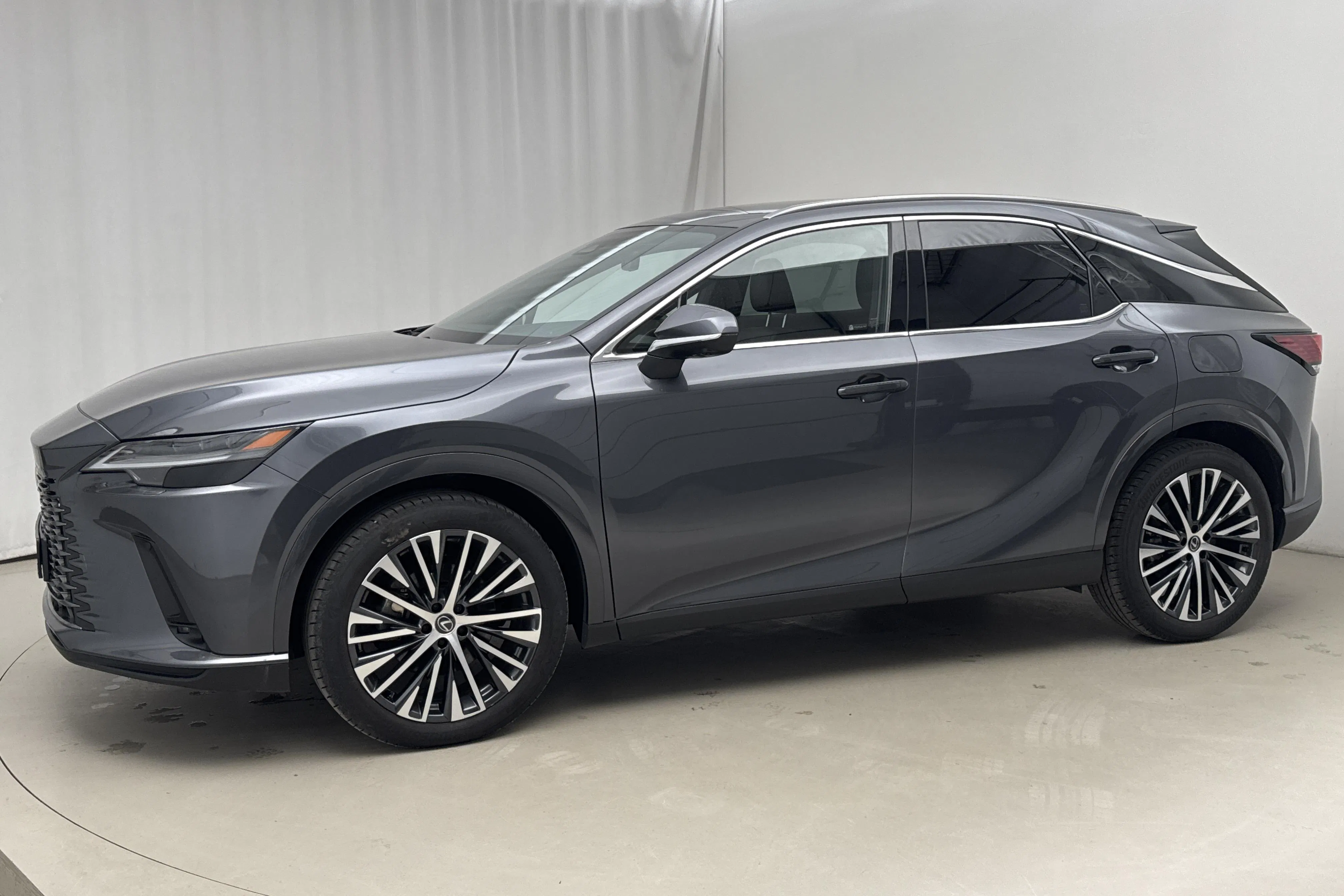 Presentationsfoto 2 av 19: Lexus RX 350h AWD (246hk) - 2 297 mil - Automat - grå - 2023
