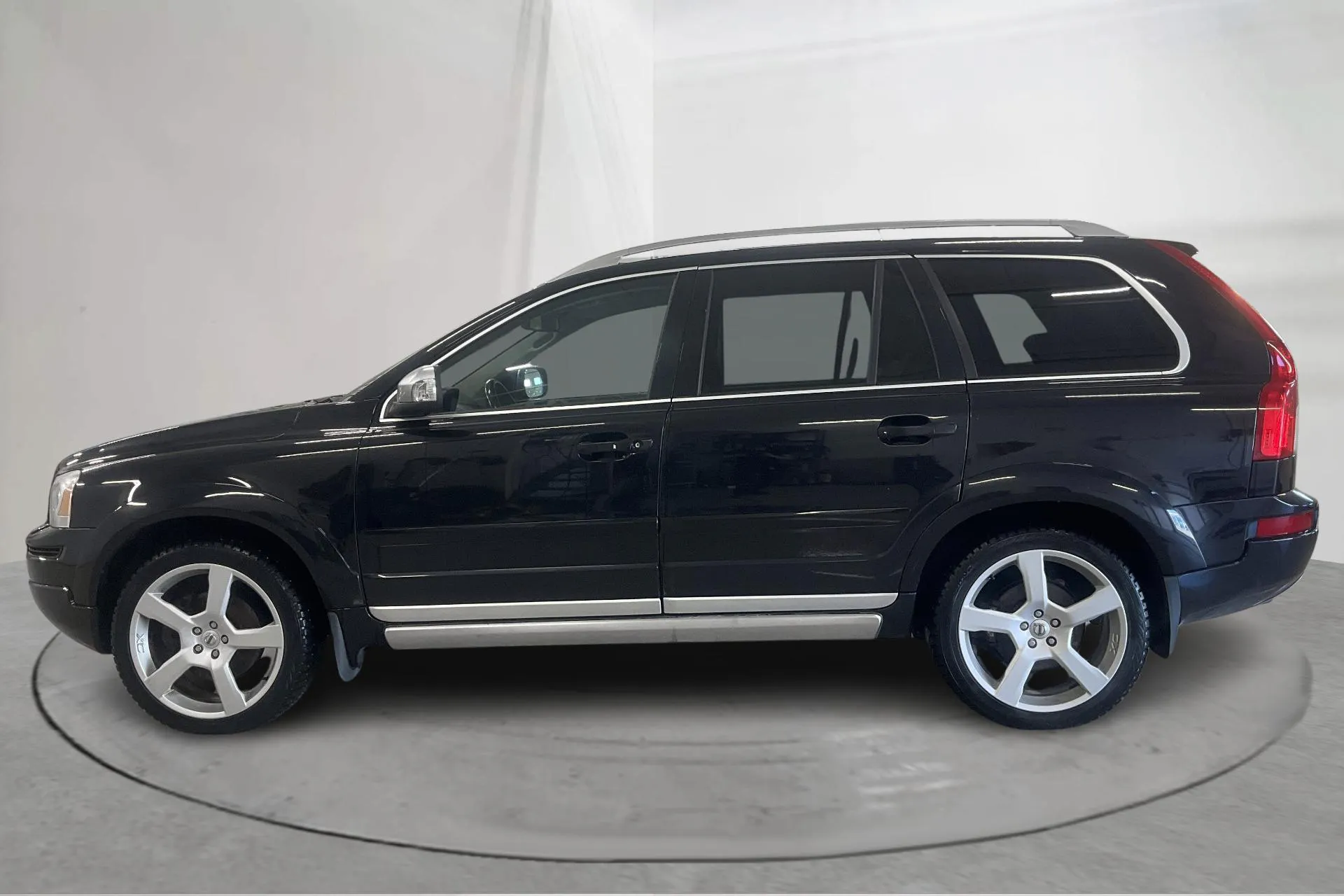 Presentationsfoto 2 av 20: Volvo XC90 D5 AWD (200hk) - 23 355 mil - Automat - svart - 2014