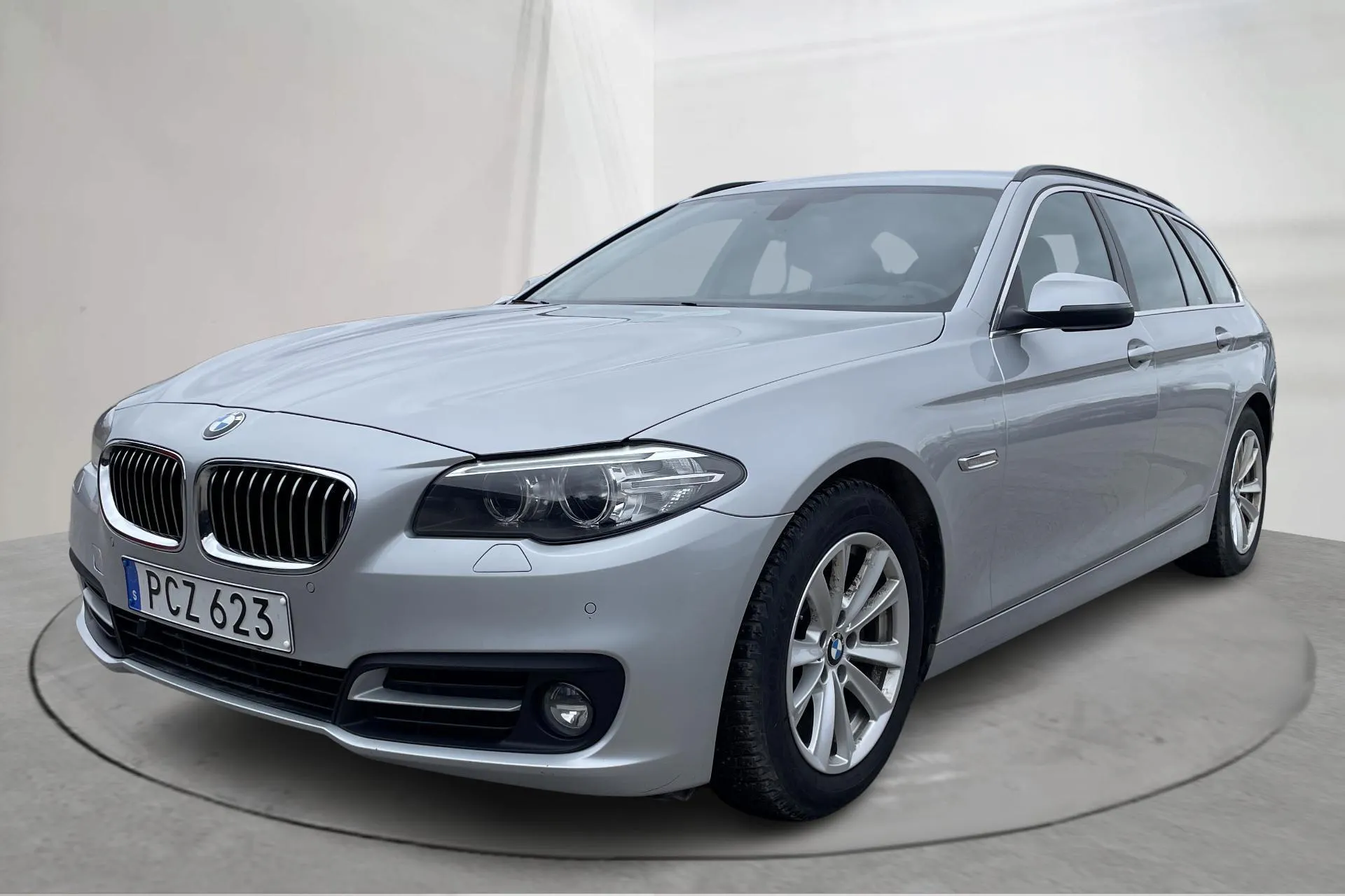 Presentationsfoto 1 av 17: BMW 520d xDrive Touring, F11 (190hk) - 15 096 mil - Automat - silver - 2017