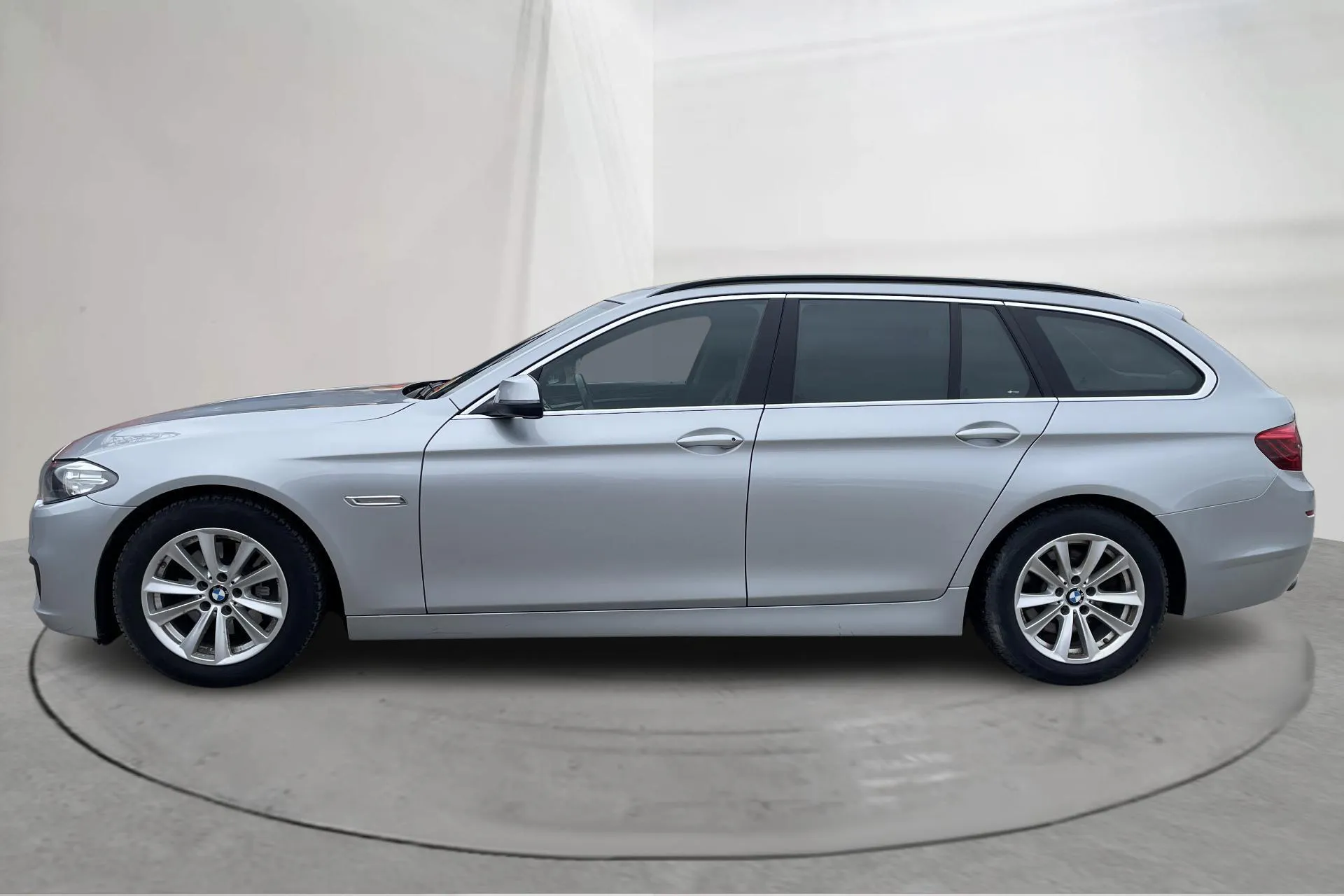 Presentationsfoto 2 av 17: BMW 520d xDrive Touring, F11 (190hk) - 15 096 mil - Automat - silver - 2017