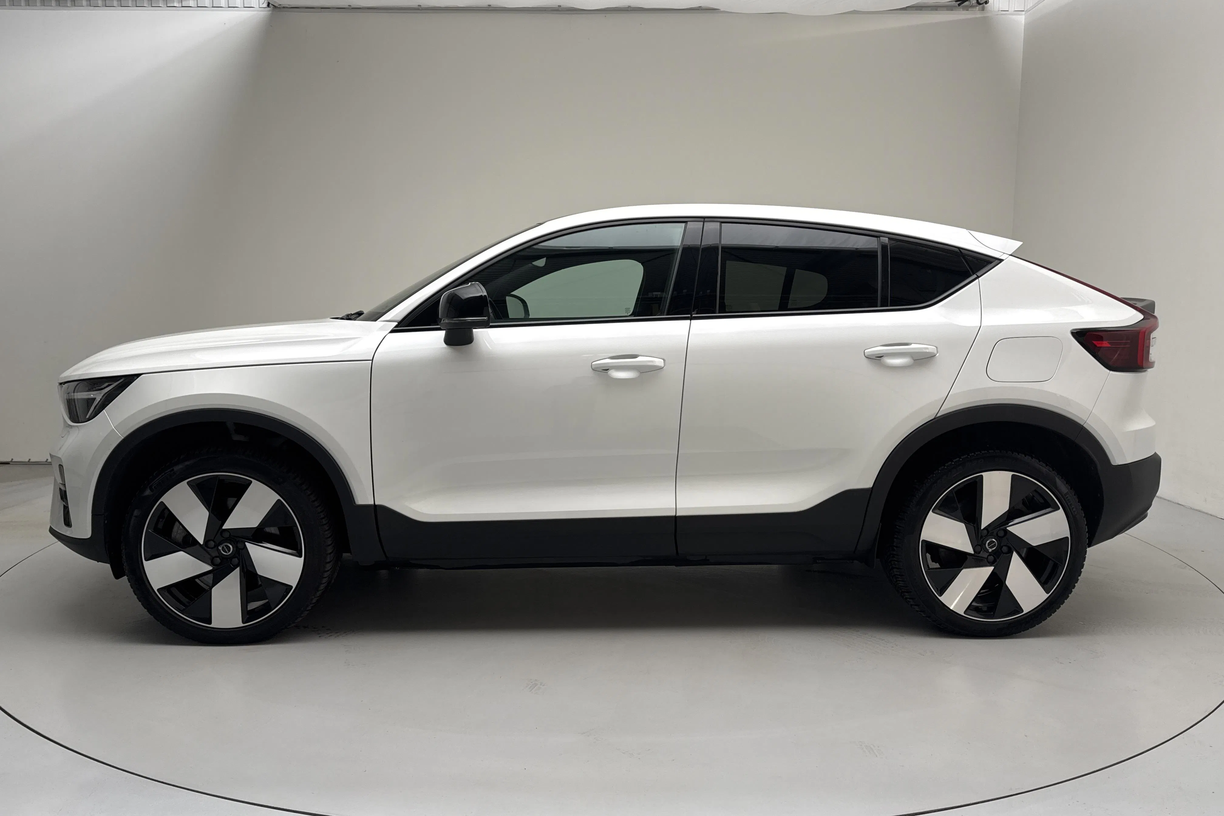 Presentationsfoto 2 av 18: Volvo C40 Recharge Single Motor (231hk) - 3 398 mil - Automat - vit - 2023