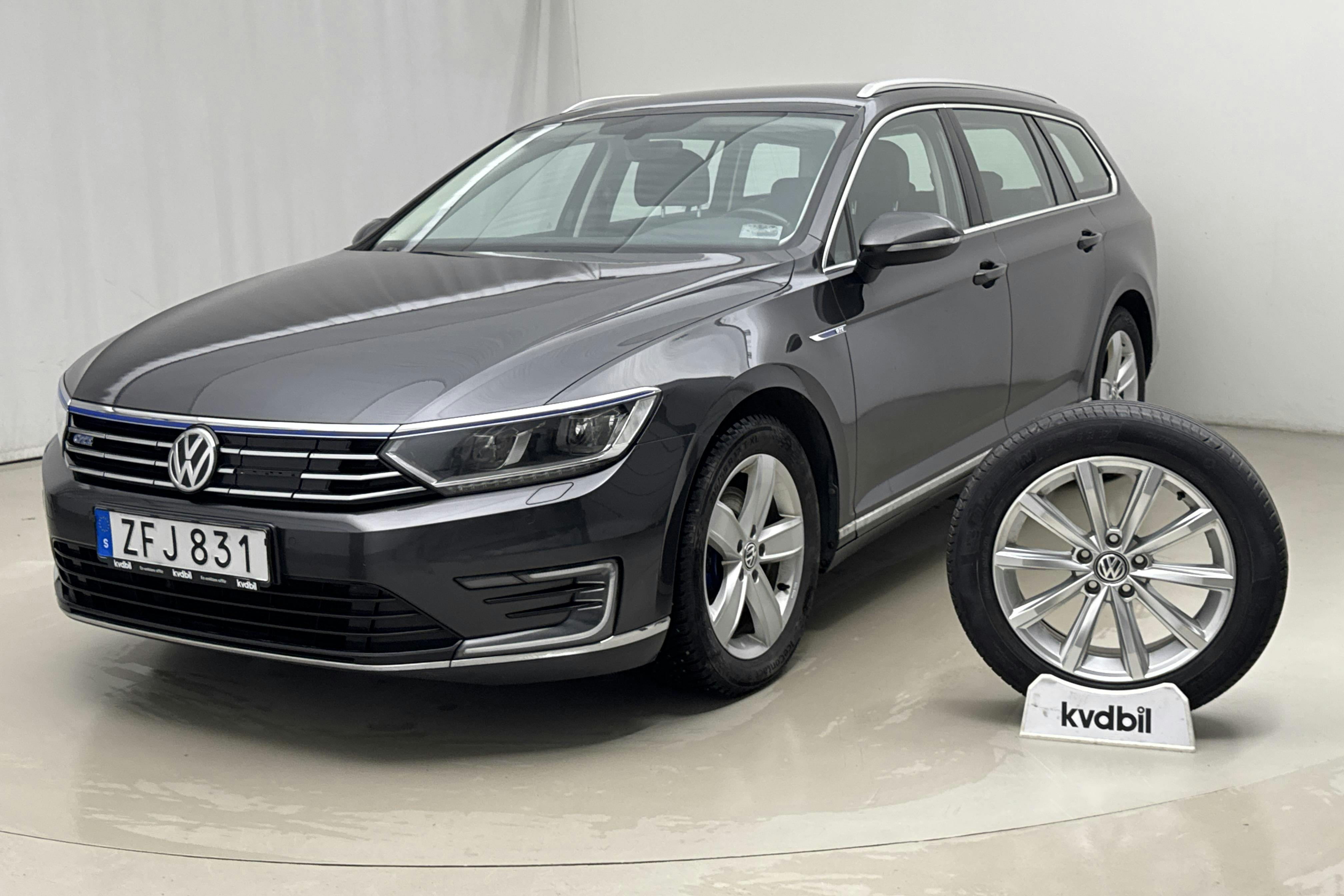 Presentationsfoto 1 av 26: VW Passat 1.4 Plug-in-Hybrid Sportscombi (218hk) - 13 146 mil - Automat - Dark Grey - 2018