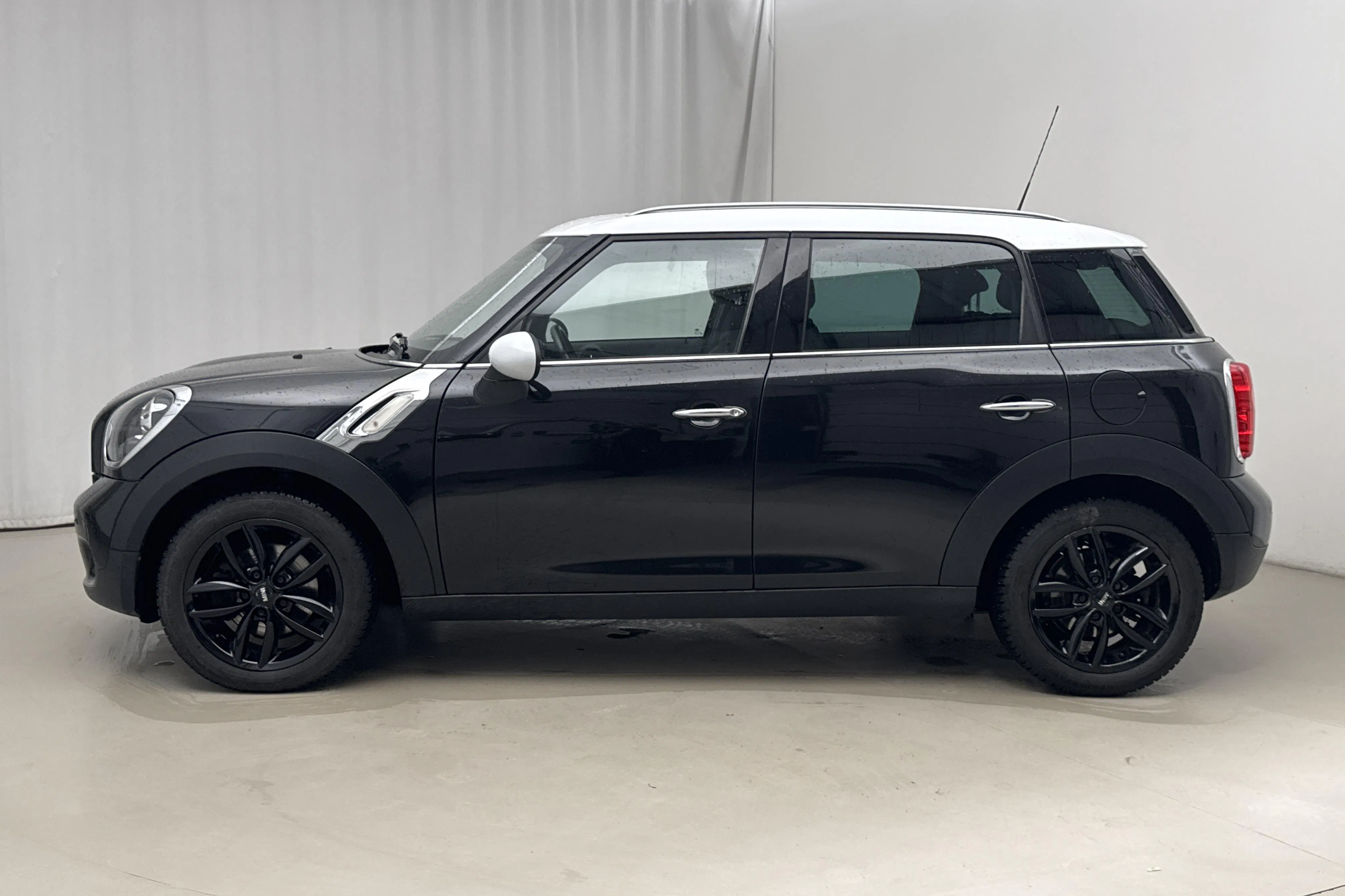 Presentation photo 2 of 12: MINI Cooper D Countryman (112hk) - 88 140 km - Manual - black - 2012