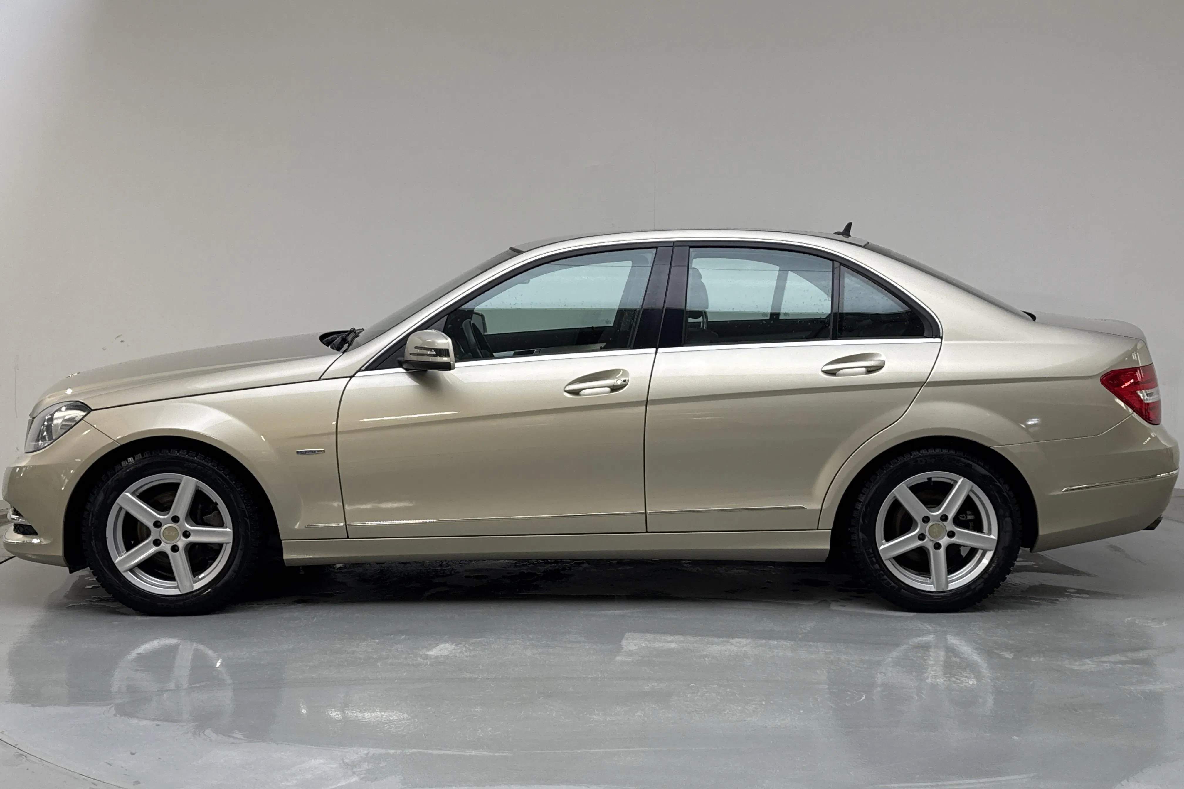 Presentationsfoto 2 av 13: Mercedes C 180 W204 (156hk) - 9 171 mil - Manuell - Light Brown - 2012