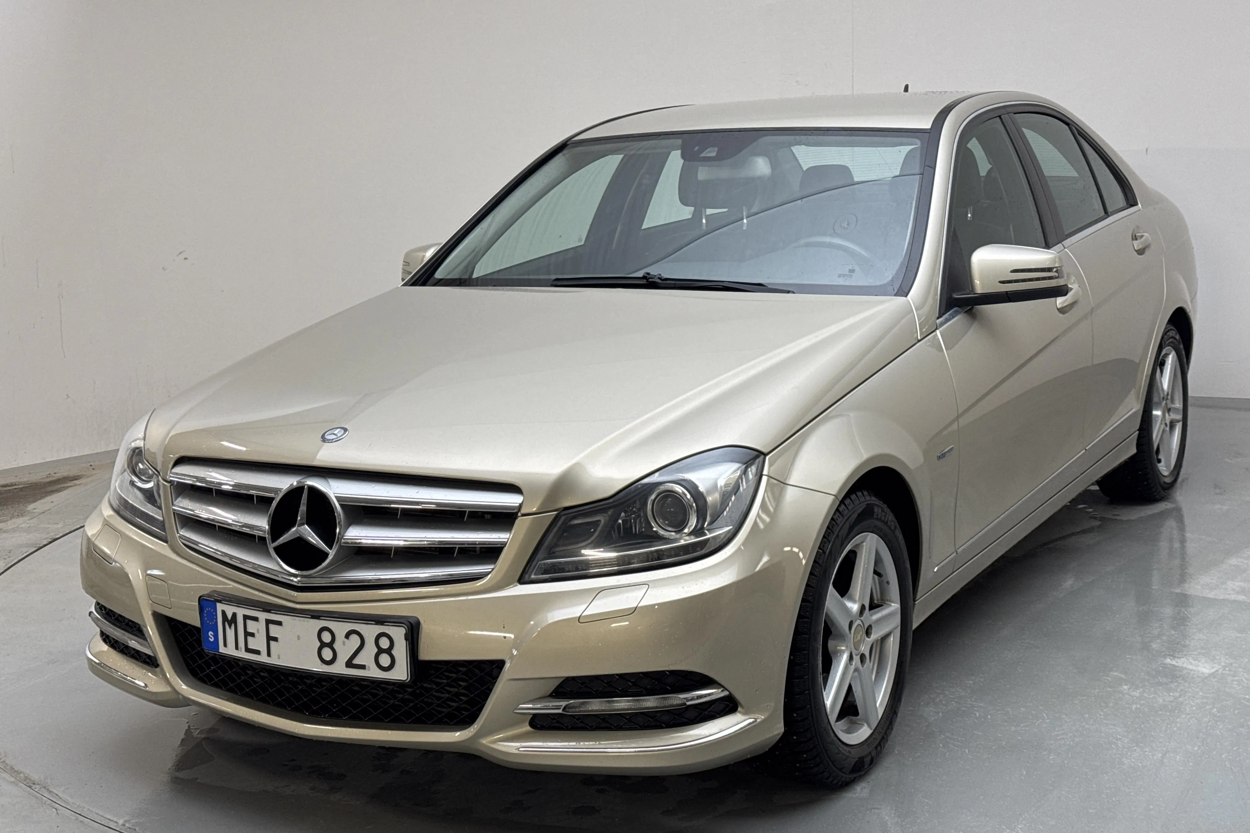 Presentationsfoto 1 av 13: Mercedes C 180 W204 (156hk) - 9 171 mil - Manuell - Light Brown - 2012