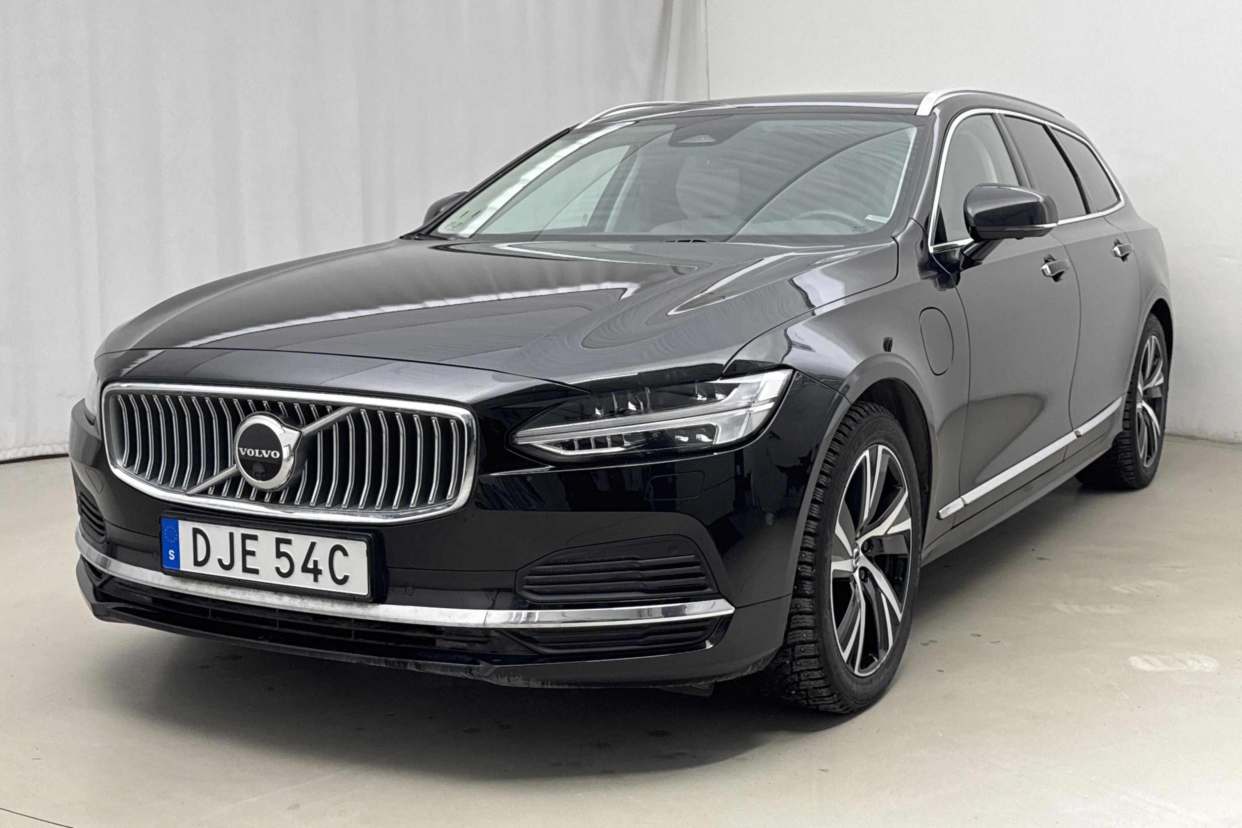Presentationsfoto 1 av 27: Volvo V90 T6 AWD Twin Engine (340hk) - 4 267 mil - Automat - svart - 2022