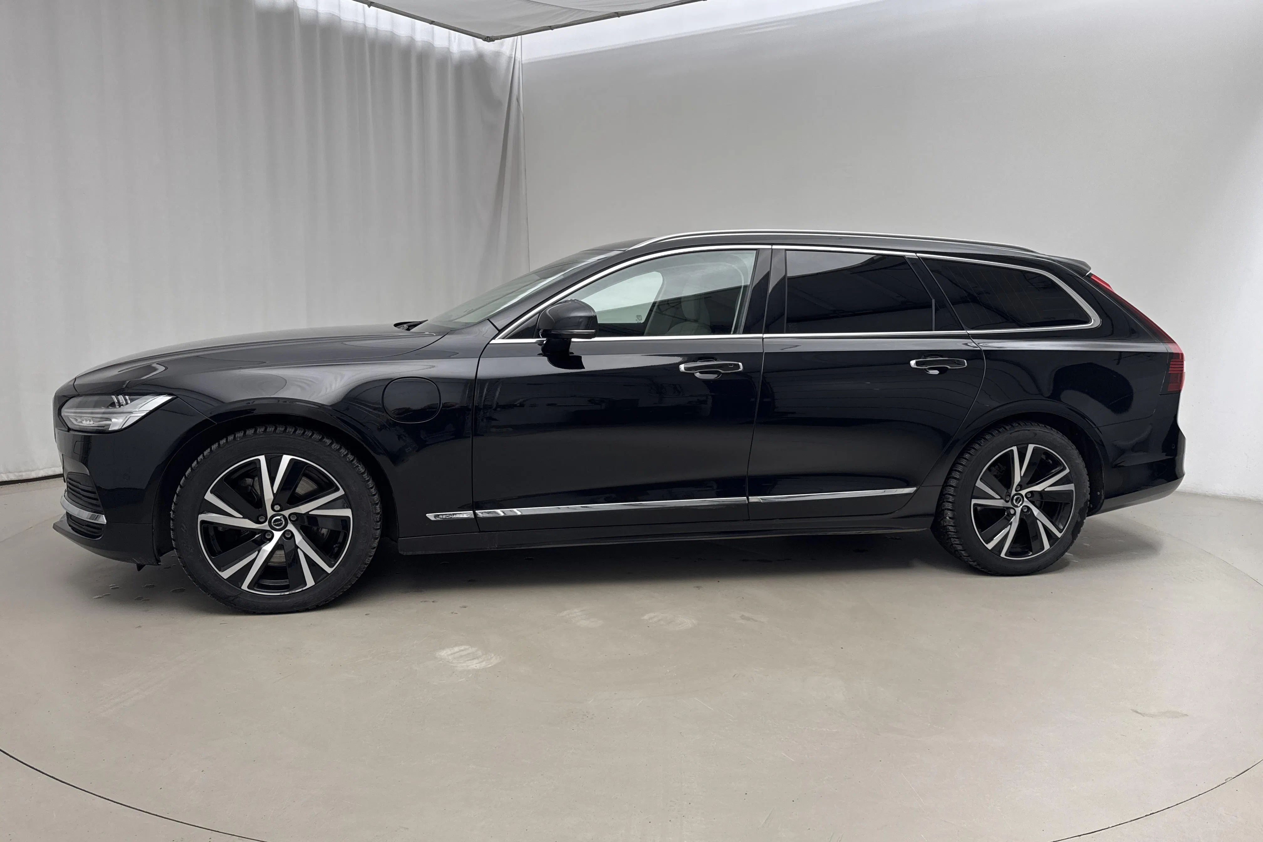 Presentationsfoto 2 av 27: Volvo V90 T6 AWD Twin Engine (340hk) - 4 267 mil - Automat - svart - 2022
