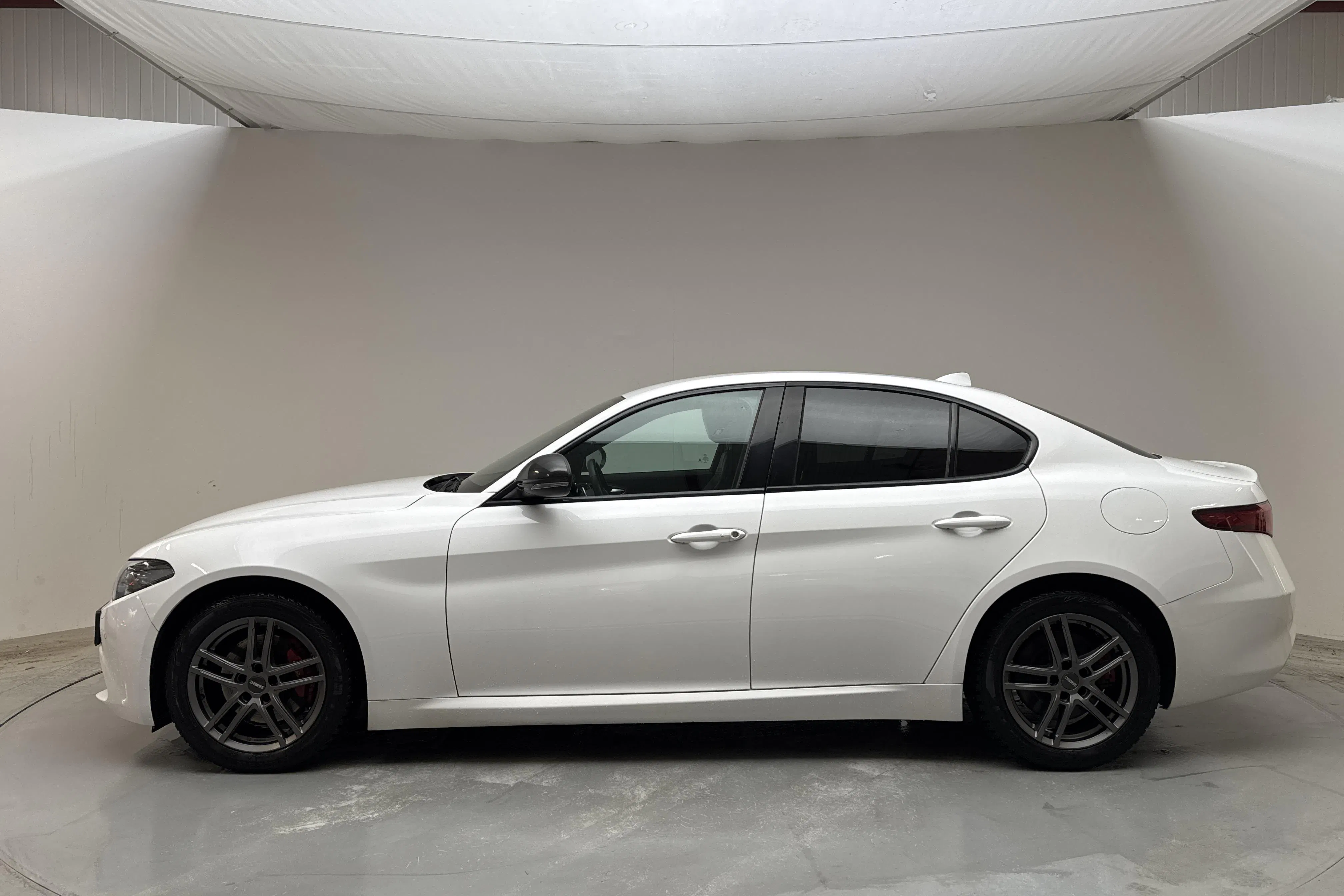 Presentation photo 2 of 13: Alfa Romeo Giulia 2.0 (200hk) - 101 730 km - Automatic - white - 2019