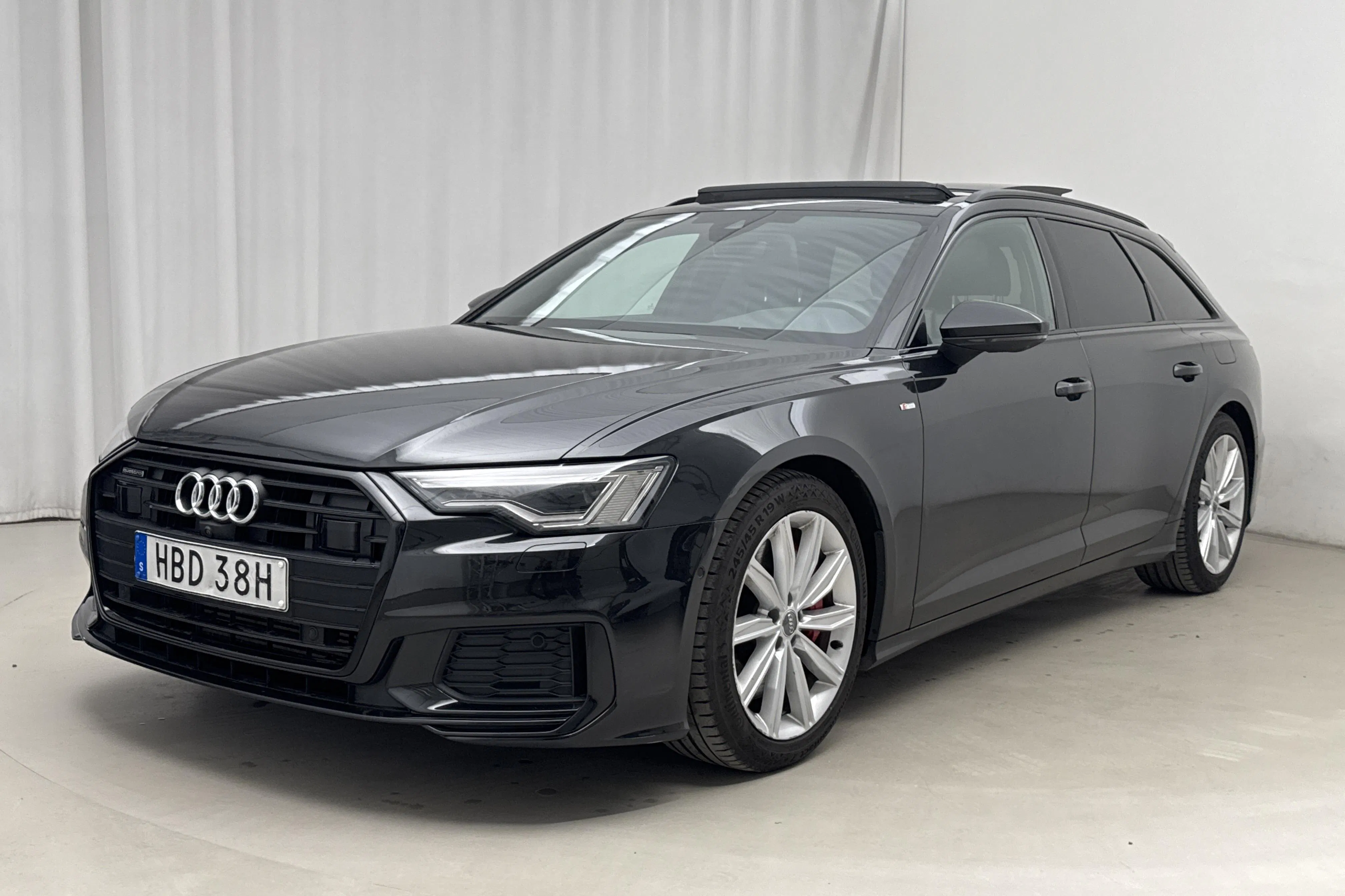 Presentationsfoto 1 av 26: Audi A6 Avant 55 TFSI e quattro (367hk) - 11 497 mil - Automat - grå - 2021