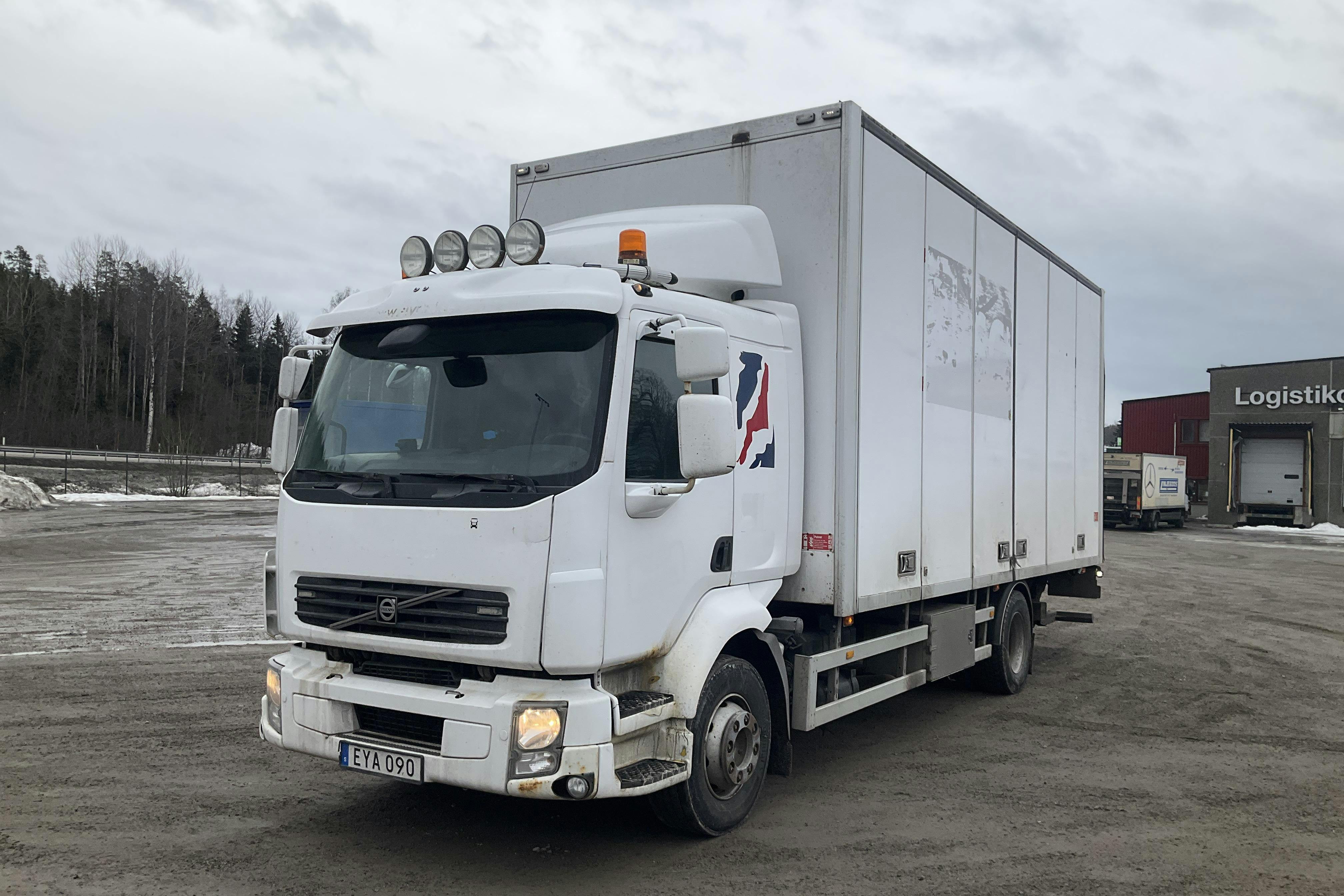 Presentation photo 1 of 28: VOLVO FL280 - 517 600 km - Automatic - white - 2009