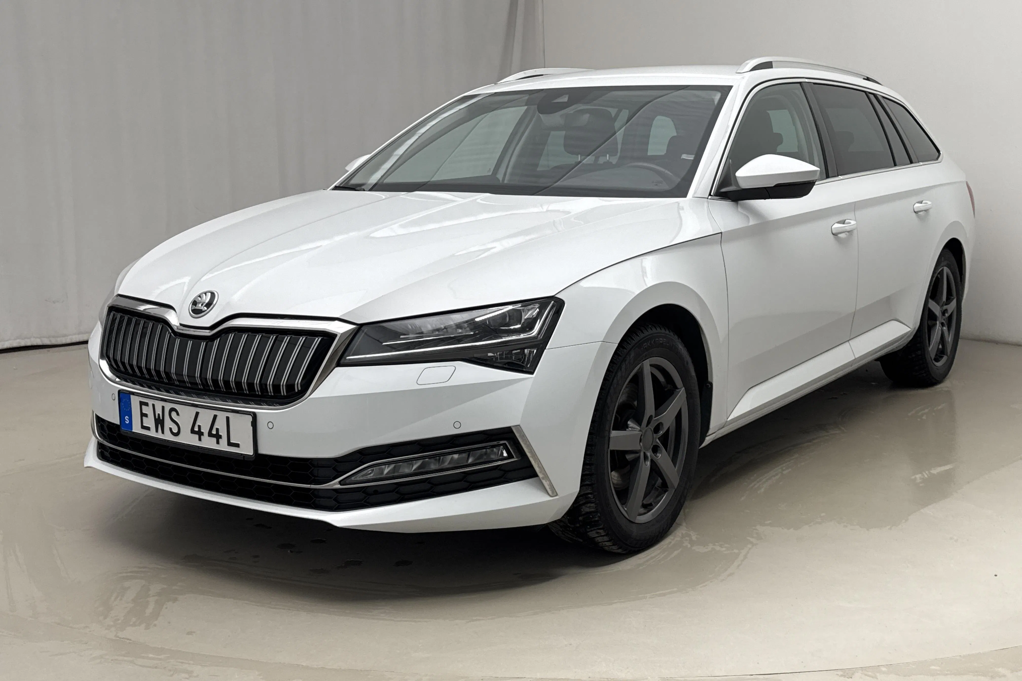 Presentation photo 1 of 21: Skoda Superb 1.4 TSI PHEV Kombi (218hk) - 135 670 km - Automatic - white - 2022
