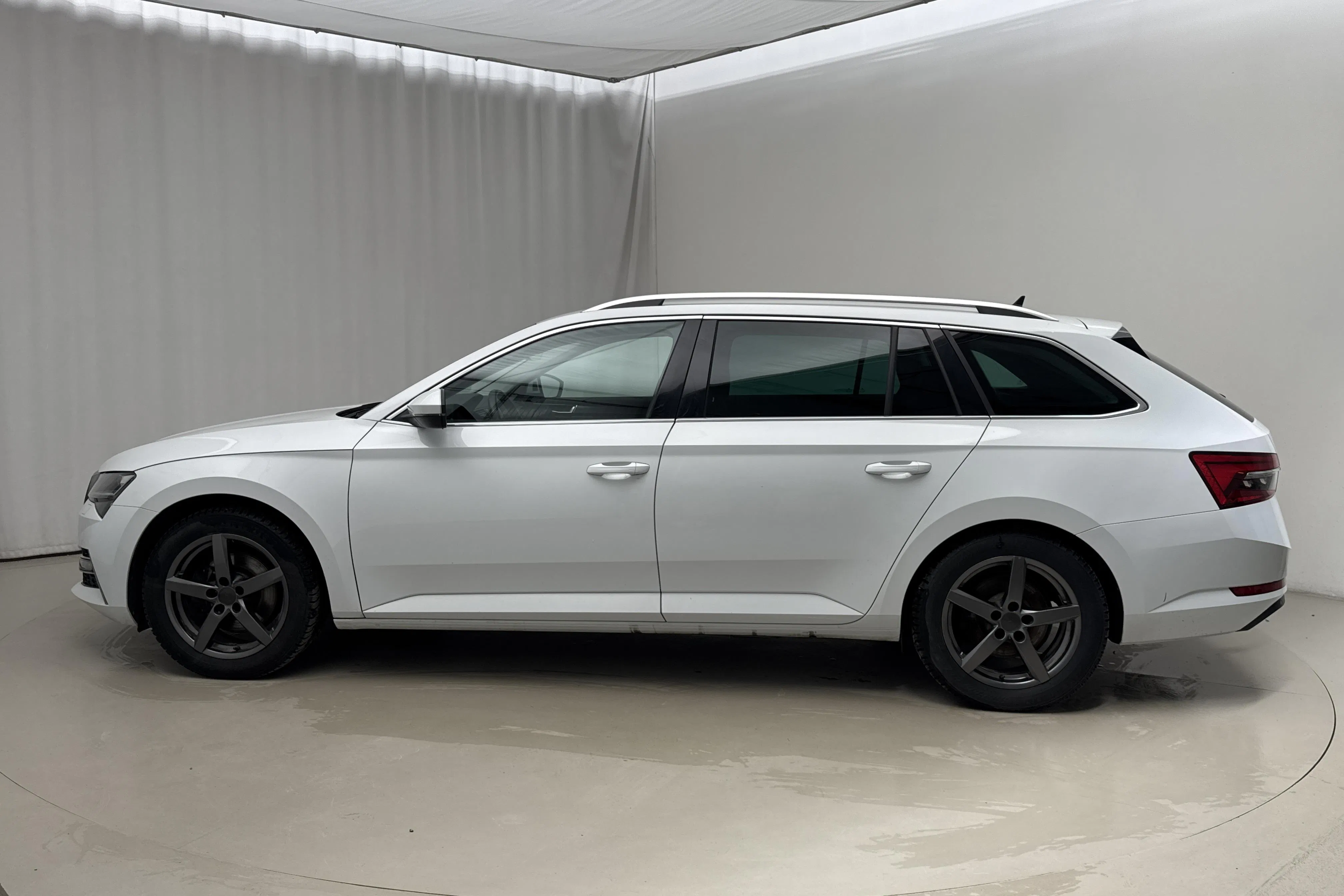 Presentation photo 2 of 21: Skoda Superb 1.4 TSI PHEV Kombi (218hk) - 135 670 km - Automatic - white - 2022