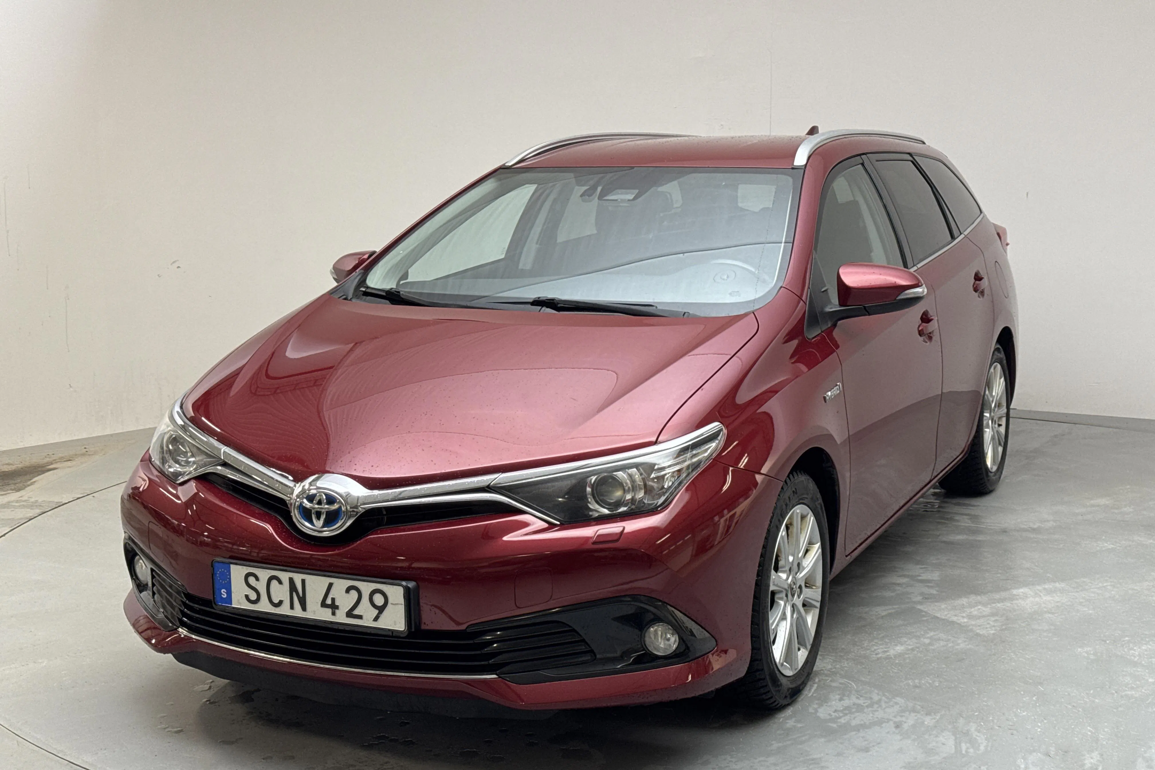 Presentationsfoto 1 av 14: Toyota Auris 1.8 HSD Touring Sports (99hk) - 13 185 mil - Automat - röd - 2017