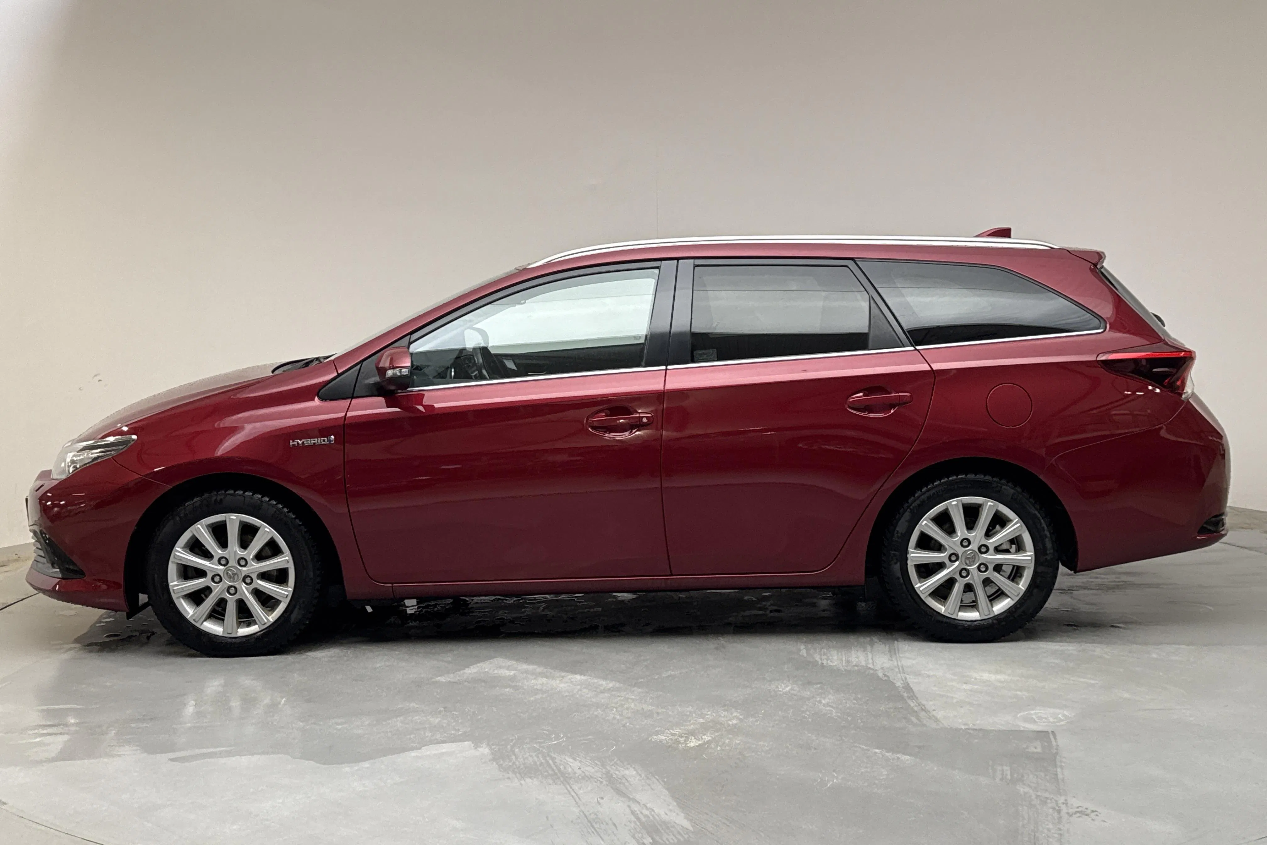 Presentationsfoto 2 av 14: Toyota Auris 1.8 HSD Touring Sports (99hk) - 13 185 mil - Automat - röd - 2017