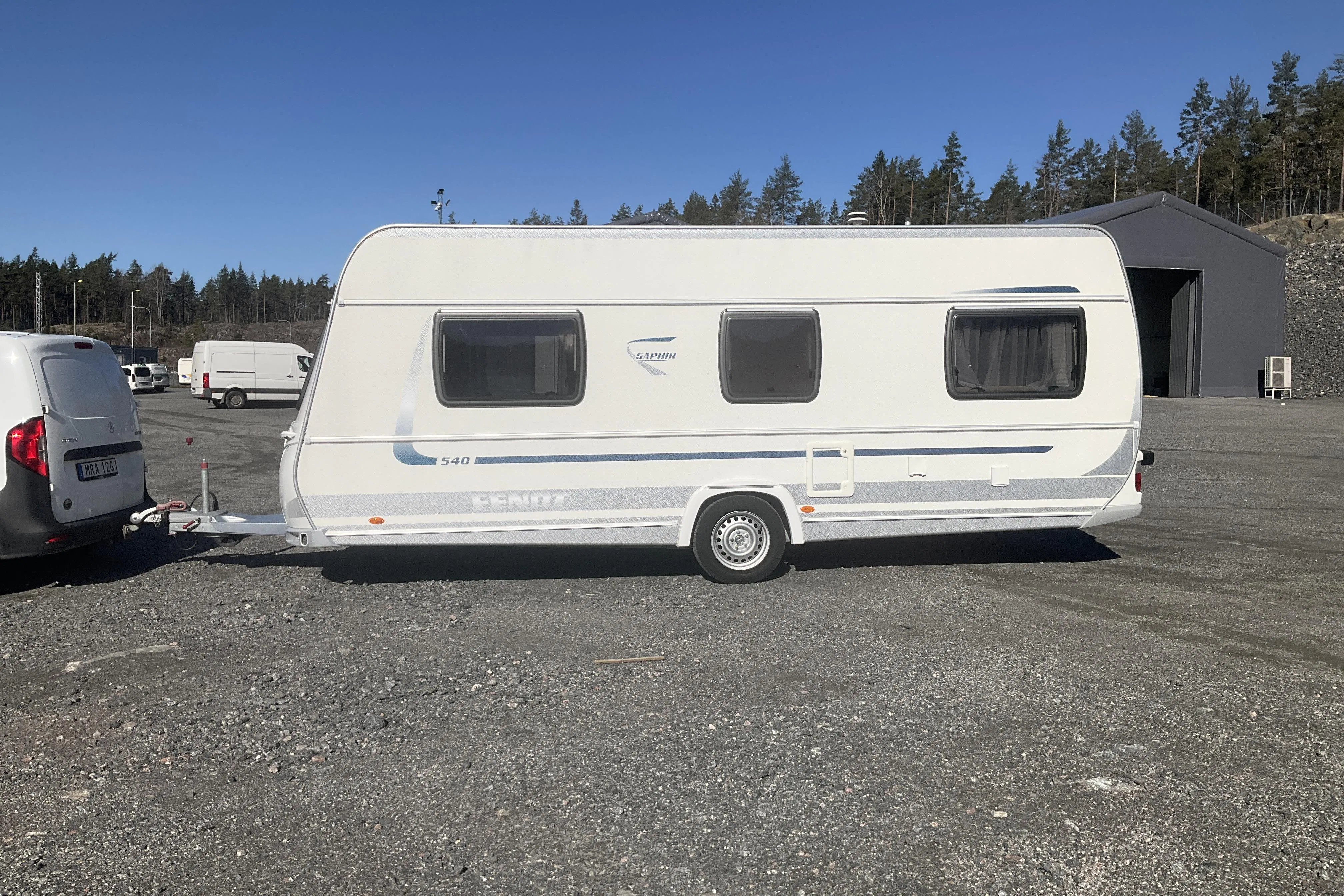 Presentationsfoto 2 av 33: FENDT SAPHIR 540 TF Husvagn med förtält - 0 km - vit - 2009