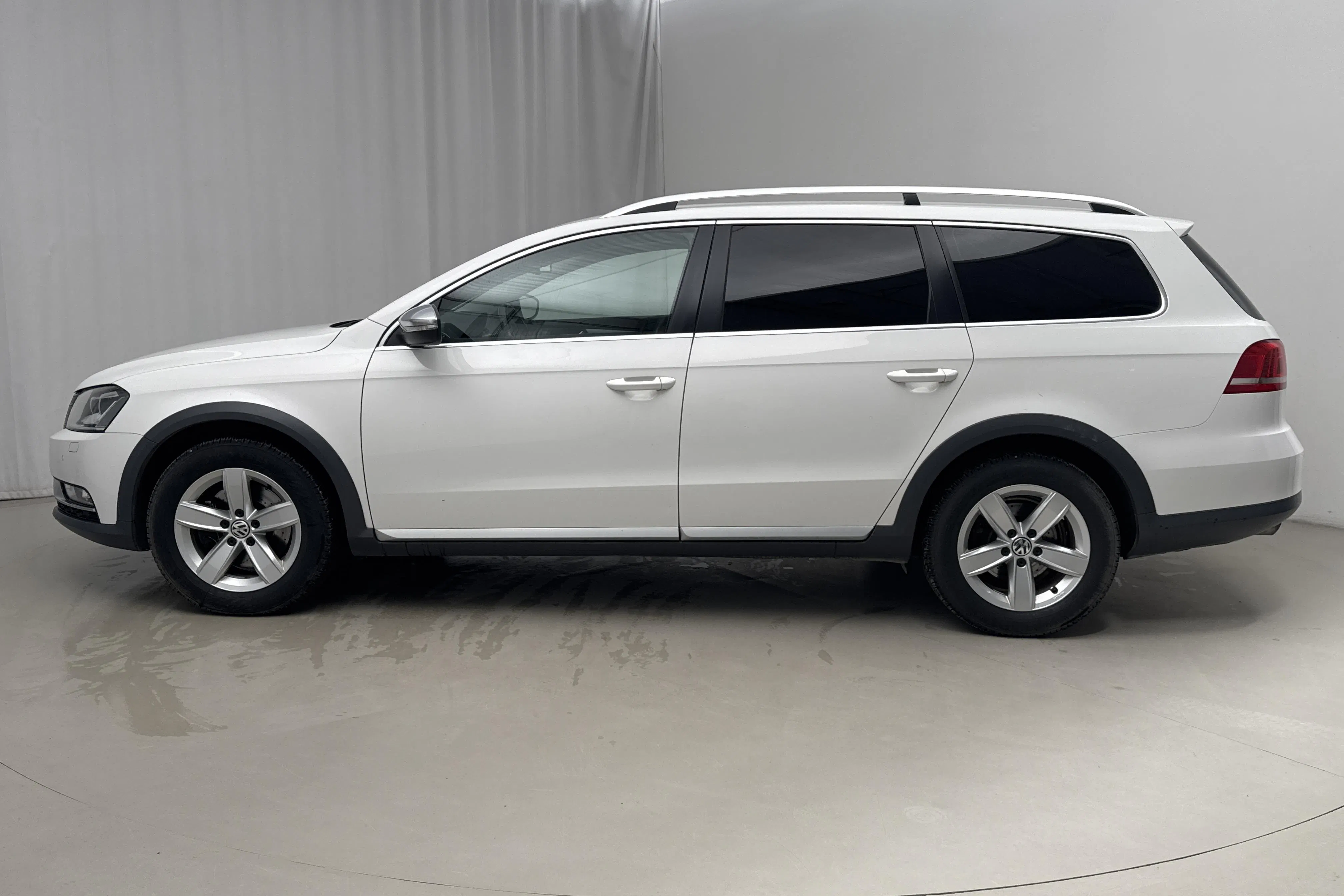 Presentation photo 2 of 16: VW Passat Alltrack 2.0 TDI BlueMotion Technology 4Motion (177hk) - 193 620 km - Automatic - white - 2015