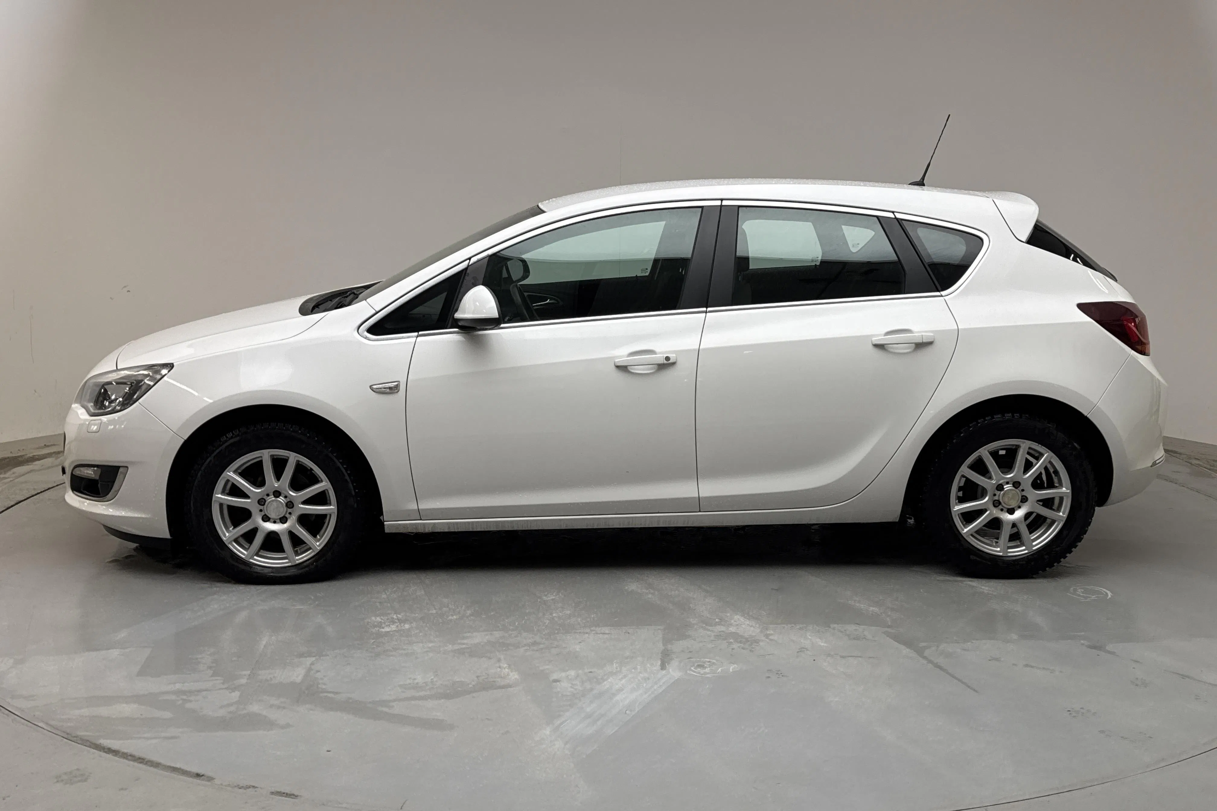 Presentation photo 2 of 12: Opel Astra 1.4 Turbo ECOTEC 5dr (140hk) - 46 350 km - Manual - white - 2013