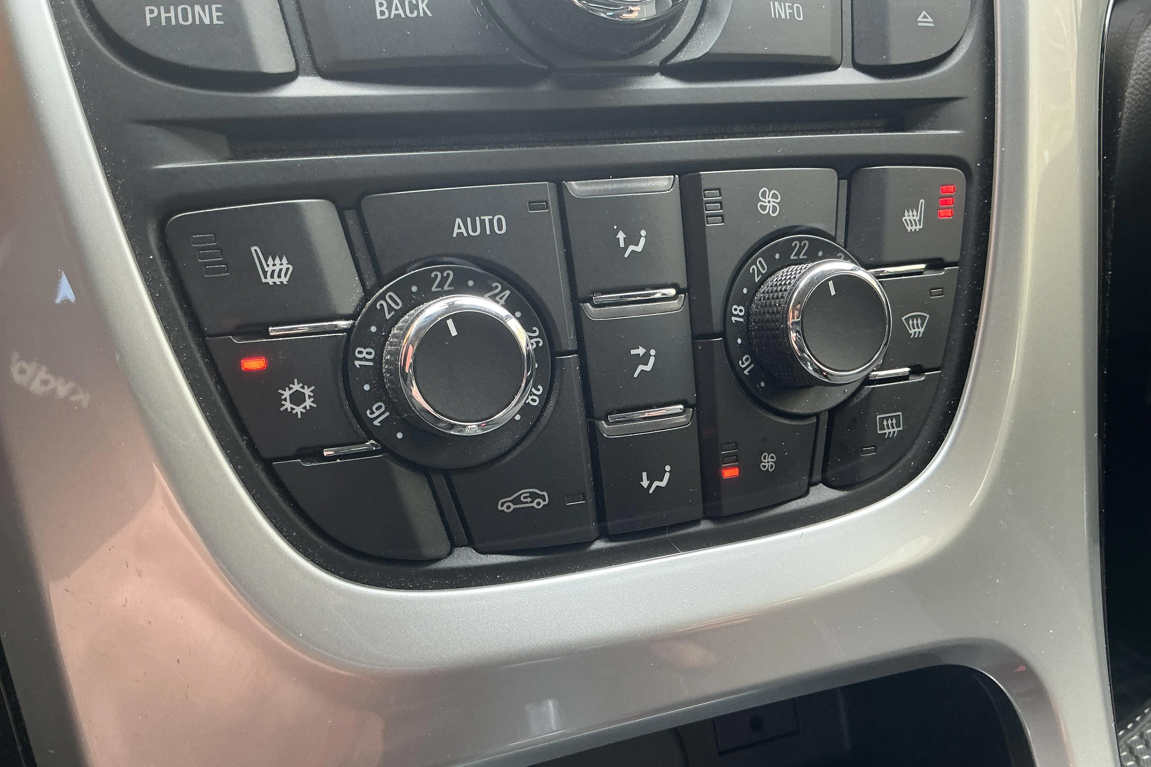 Presentation photo 12 of 12: Opel Astra 1.4 Turbo ECOTEC 5dr (140hk) - 46 350 km - Manual - white - 2013