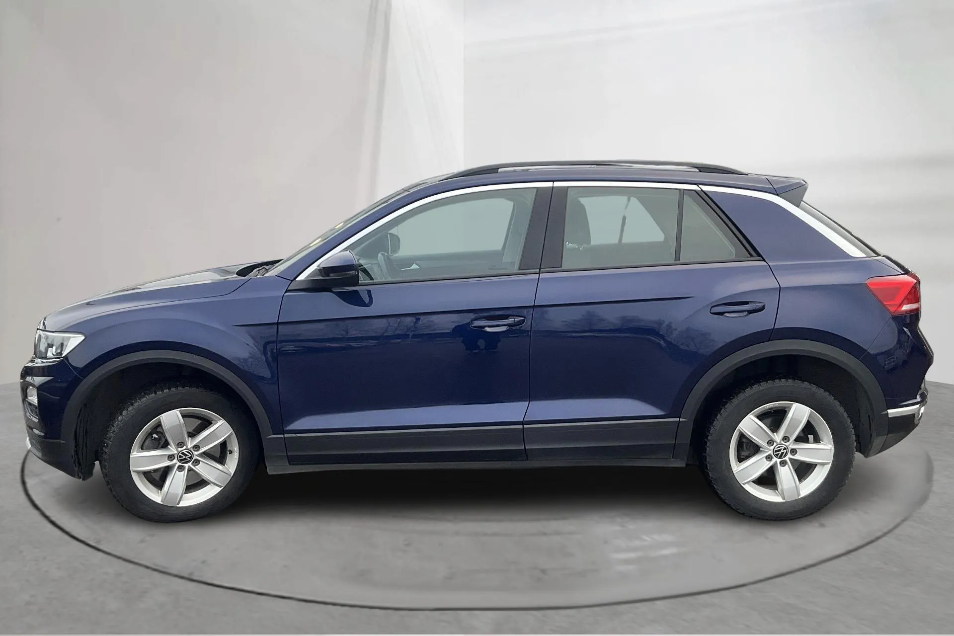 Presentationsfoto 2 av 14: VW T-Roc 2.0 TDI 4MOTION (150hk) - 15 111 mil - Automat - Dark Blue - 2021
