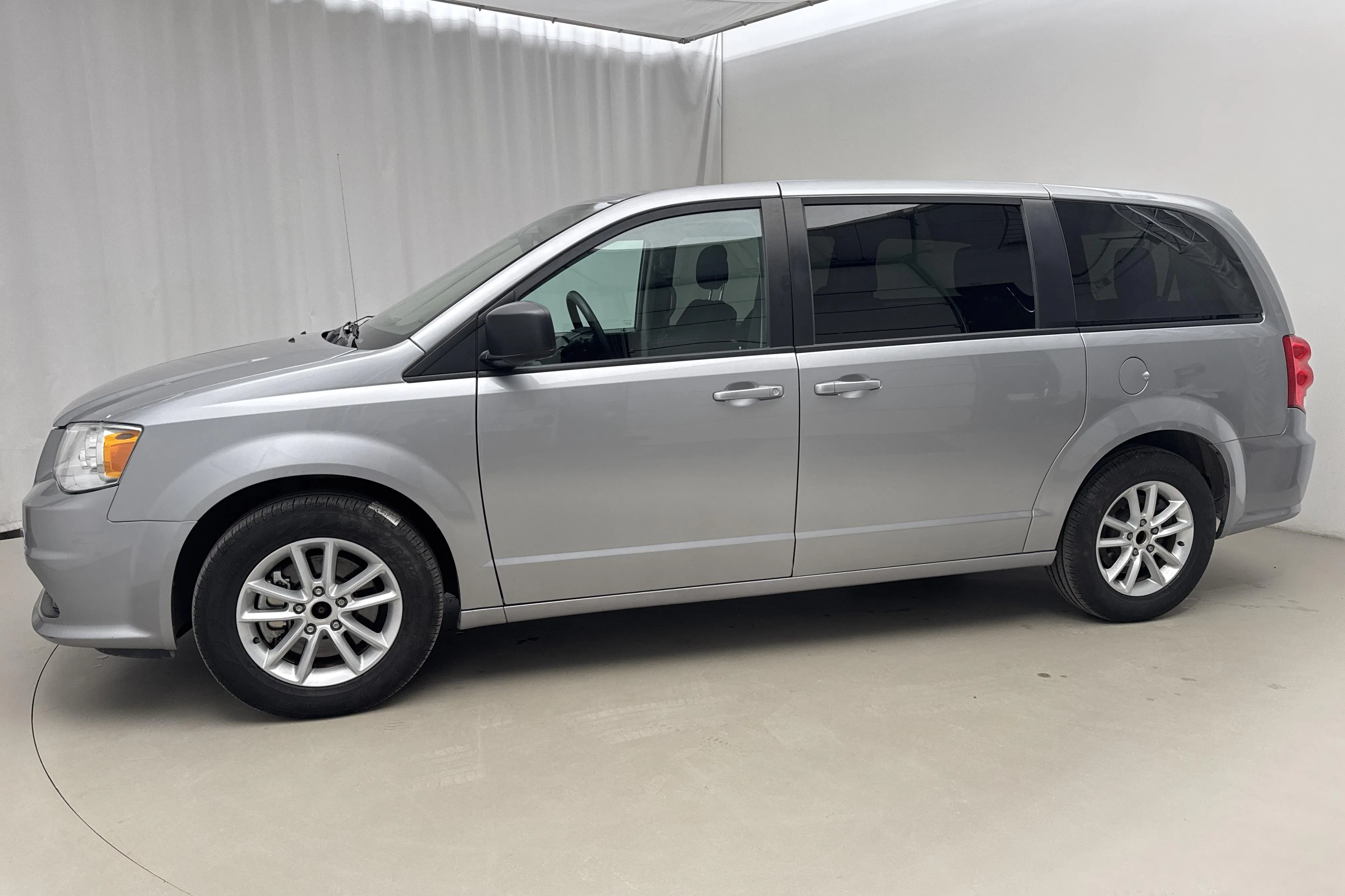 Presentationsfoto 2 av 15: Dodge Grand Caravan 3.6 (287hk) - 6 276 mil - Automat - silver - 2018
