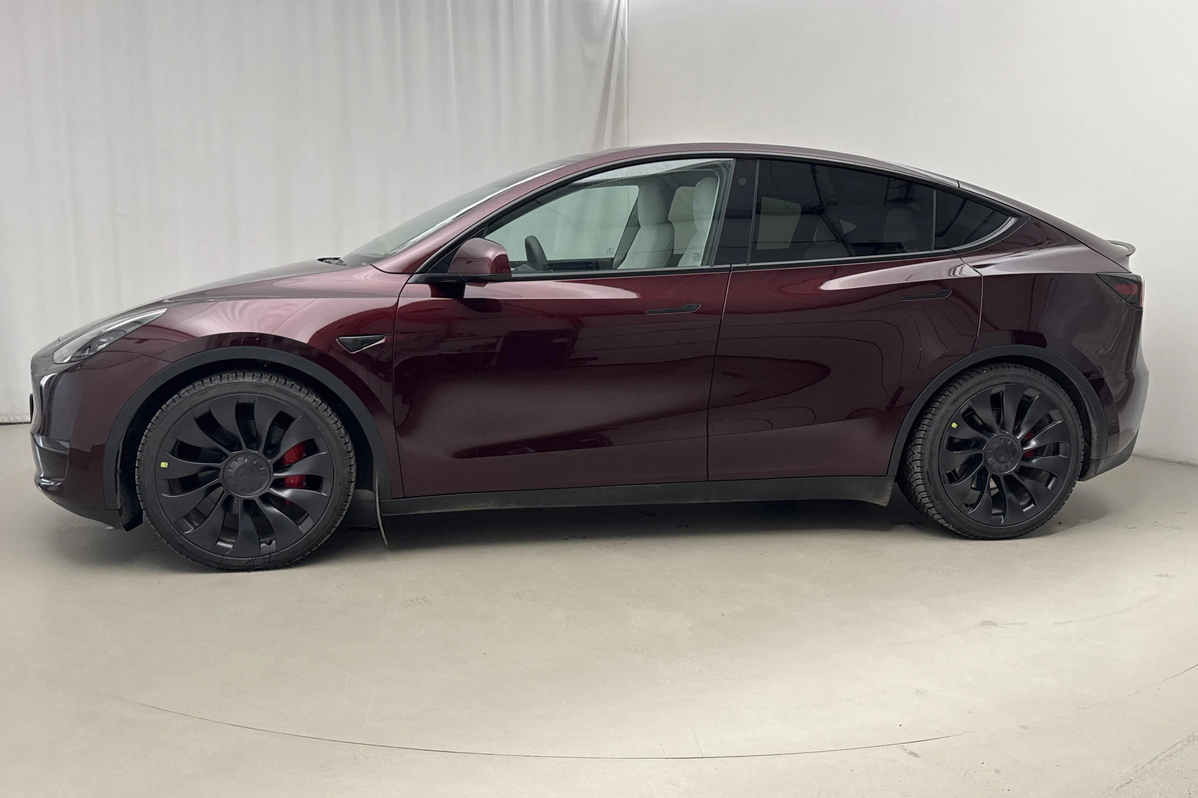 Presentation photo 2 of 19: Tesla Model Y Performance Dual Motor AWD - 25 430 km - Automatic - red - 2024