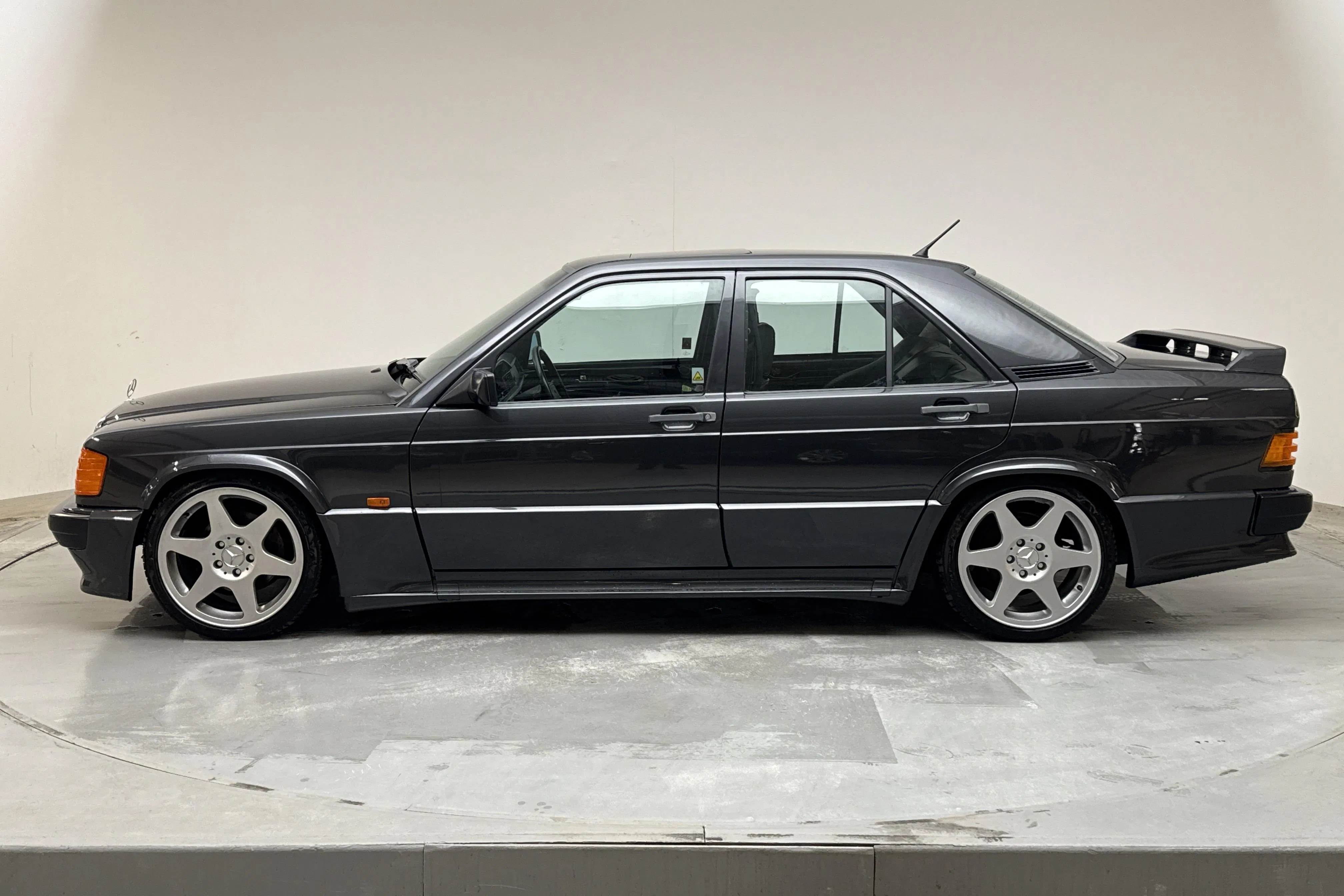 Presentation photo 2 of 18: Mercedes 190 E 2.3-16 (170 hk) - 110 780 km - Manual - Dark Grey - 1987