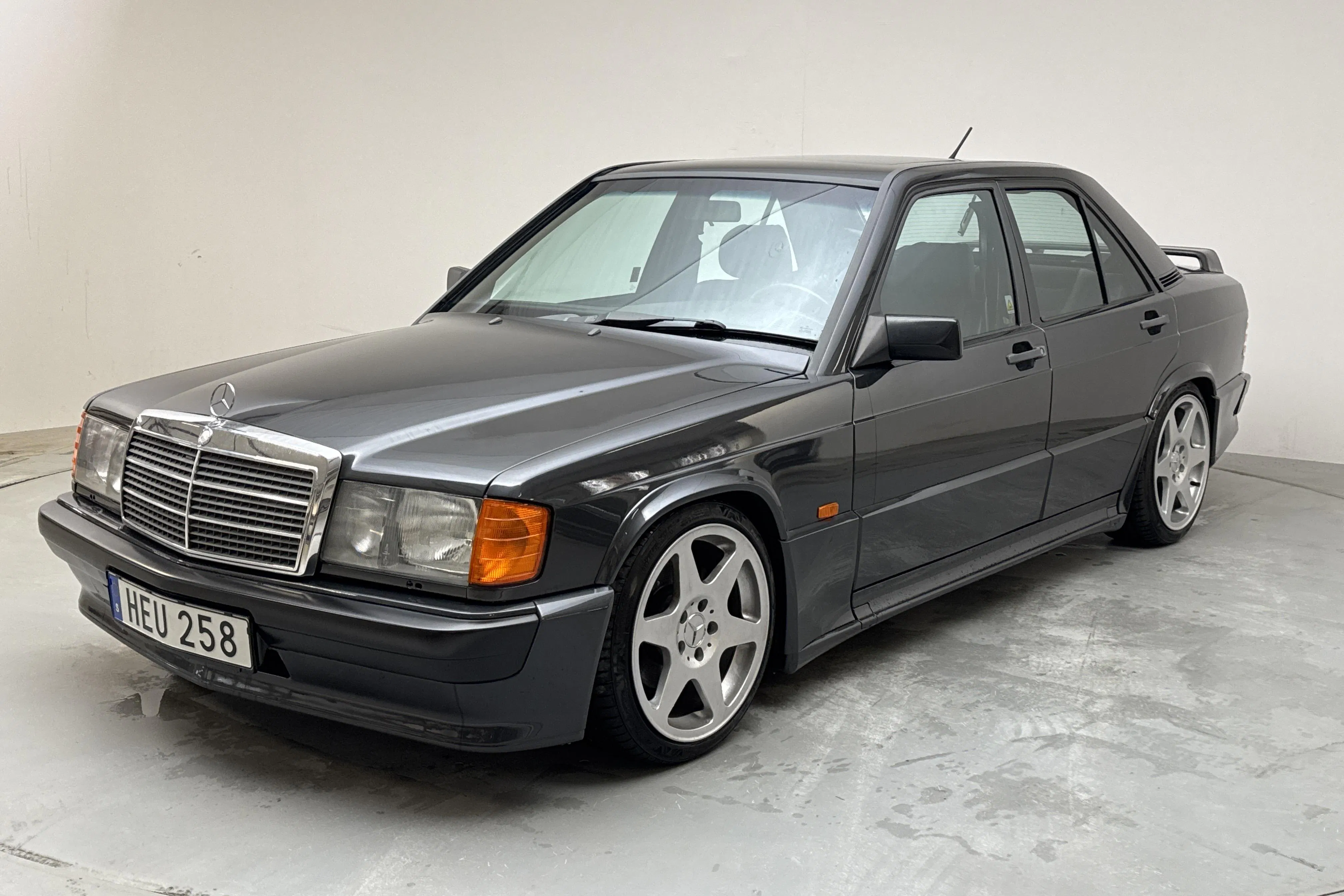 Presentation photo 1 of 18: Mercedes 190 E 2.3-16 (170 hk) - 110 780 km - Manual - Dark Grey - 1987