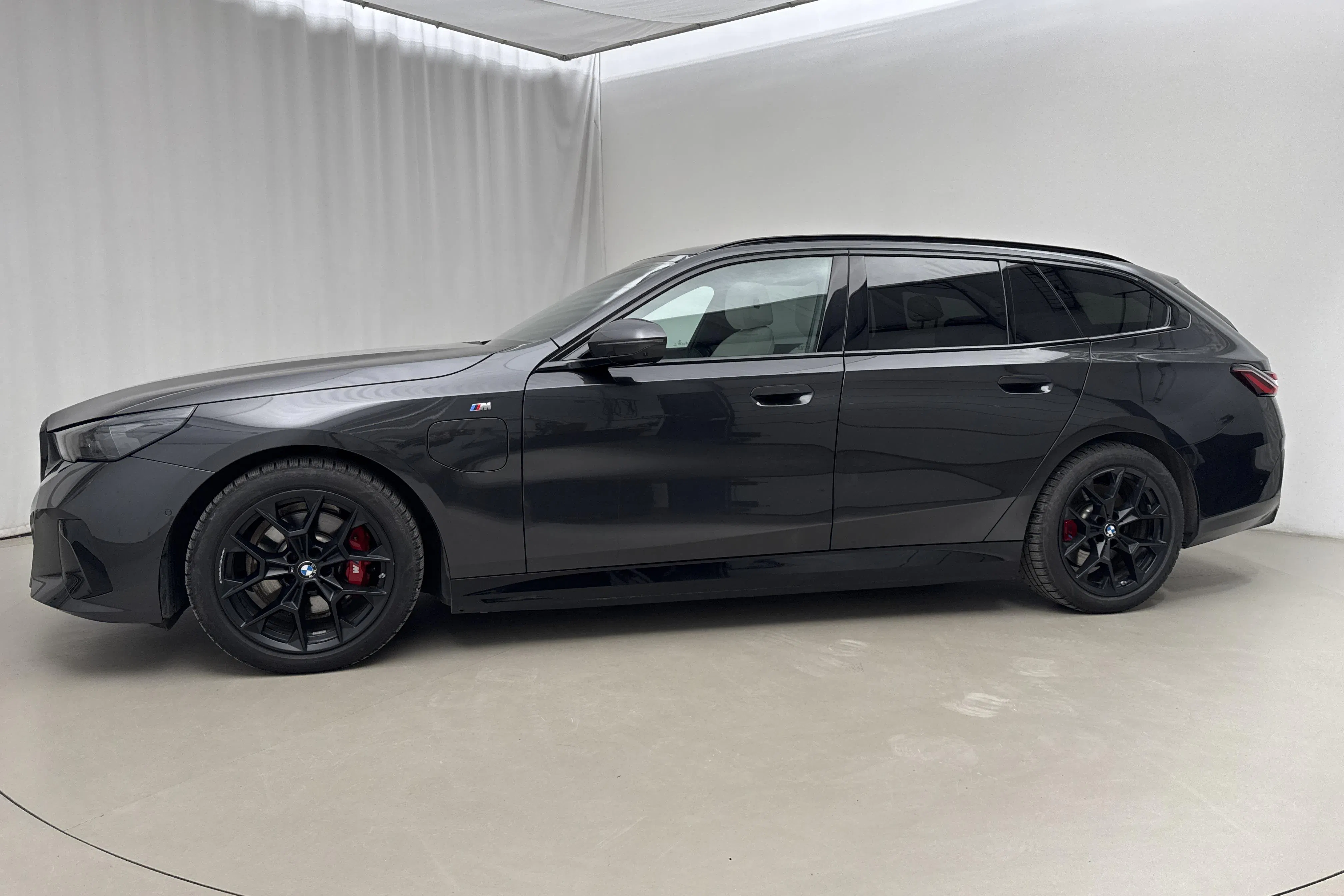 Presentationsfoto 2 av 23: BMW 530e xDrive Touring, G61 (299hk) - 3 668 mil - Automat - grå - 2025