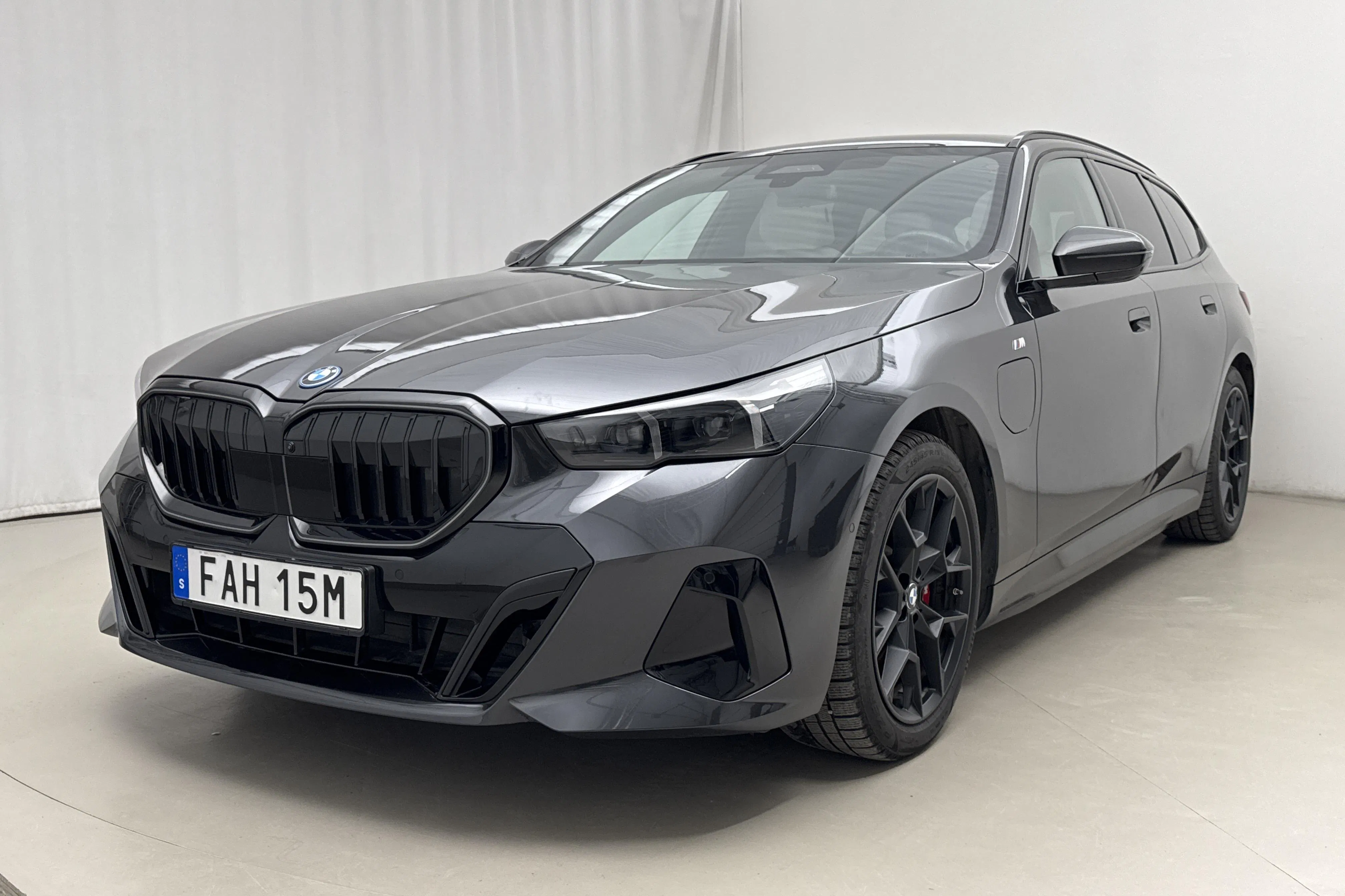 Presentationsfoto 1 av 23: BMW 530e xDrive Touring, G61 (299hk) - 3 668 mil - Automat - grå - 2025