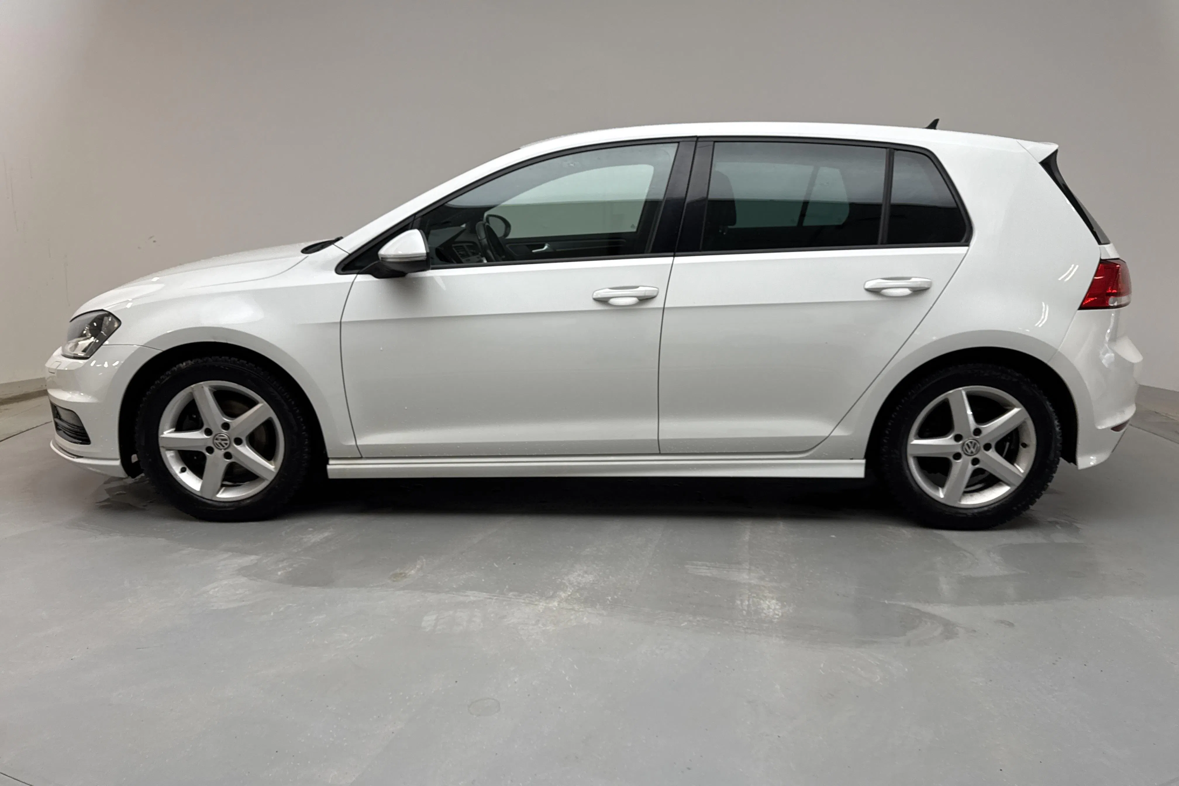 Presentationsfoto 2 av 13: VW Golf VII 1.4 TSI 5dr (150hk) - 12 772 mil - Manuell - vit - 2017