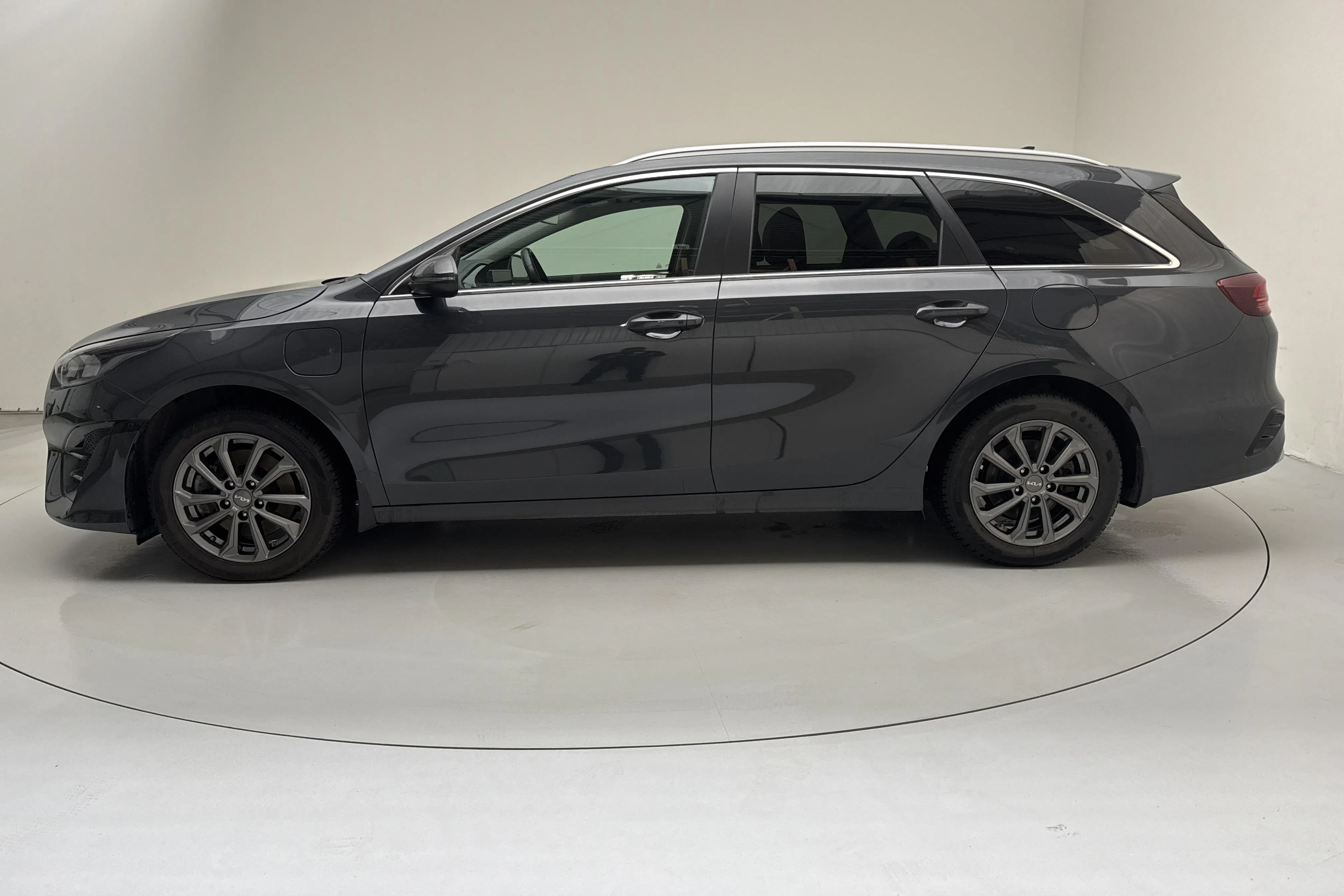 Presentation photo 2 of 18: KIA Ceed 1.6 Plug-in Hybrid SW (141hk) - 37 720 km - Automatic - gray - 2024