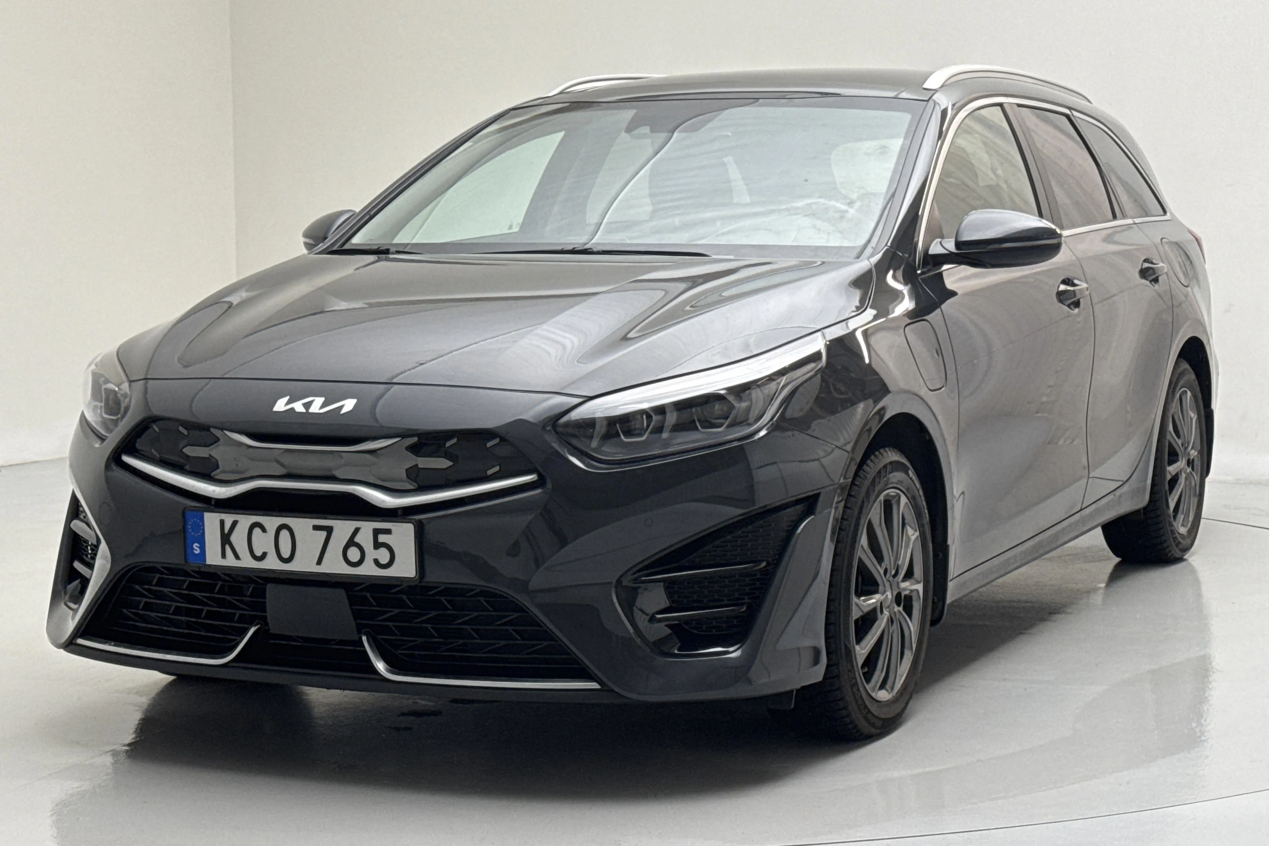 Presentation photo 1 of 18: KIA Ceed 1.6 Plug-in Hybrid SW (141hk) - 37 720 km - Automatic - gray - 2024