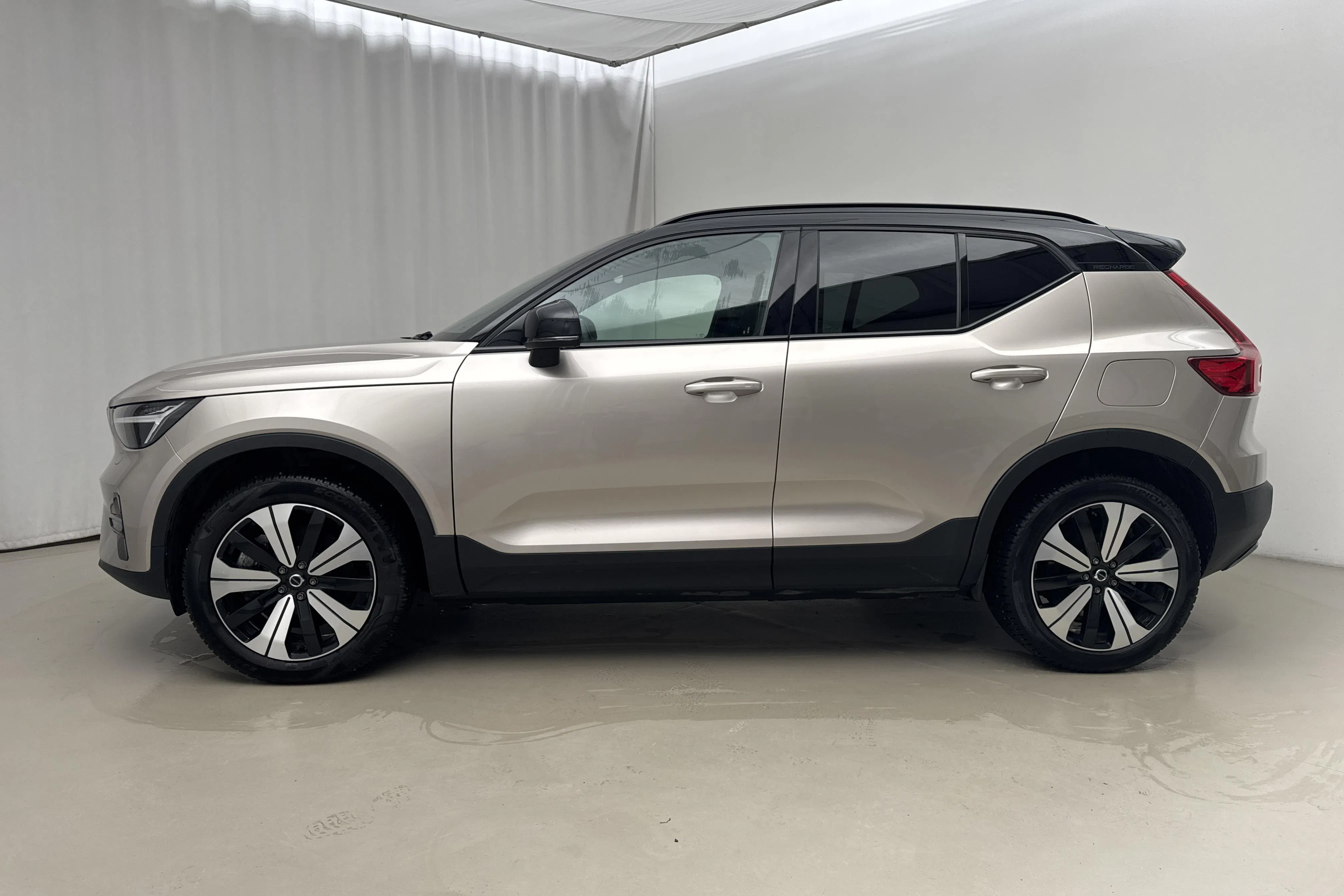 Presentationsfoto 2 av 21: Volvo XC40 P6 Recharge (231hk) - 3 437 mil - Automat - Light Grey - 2023