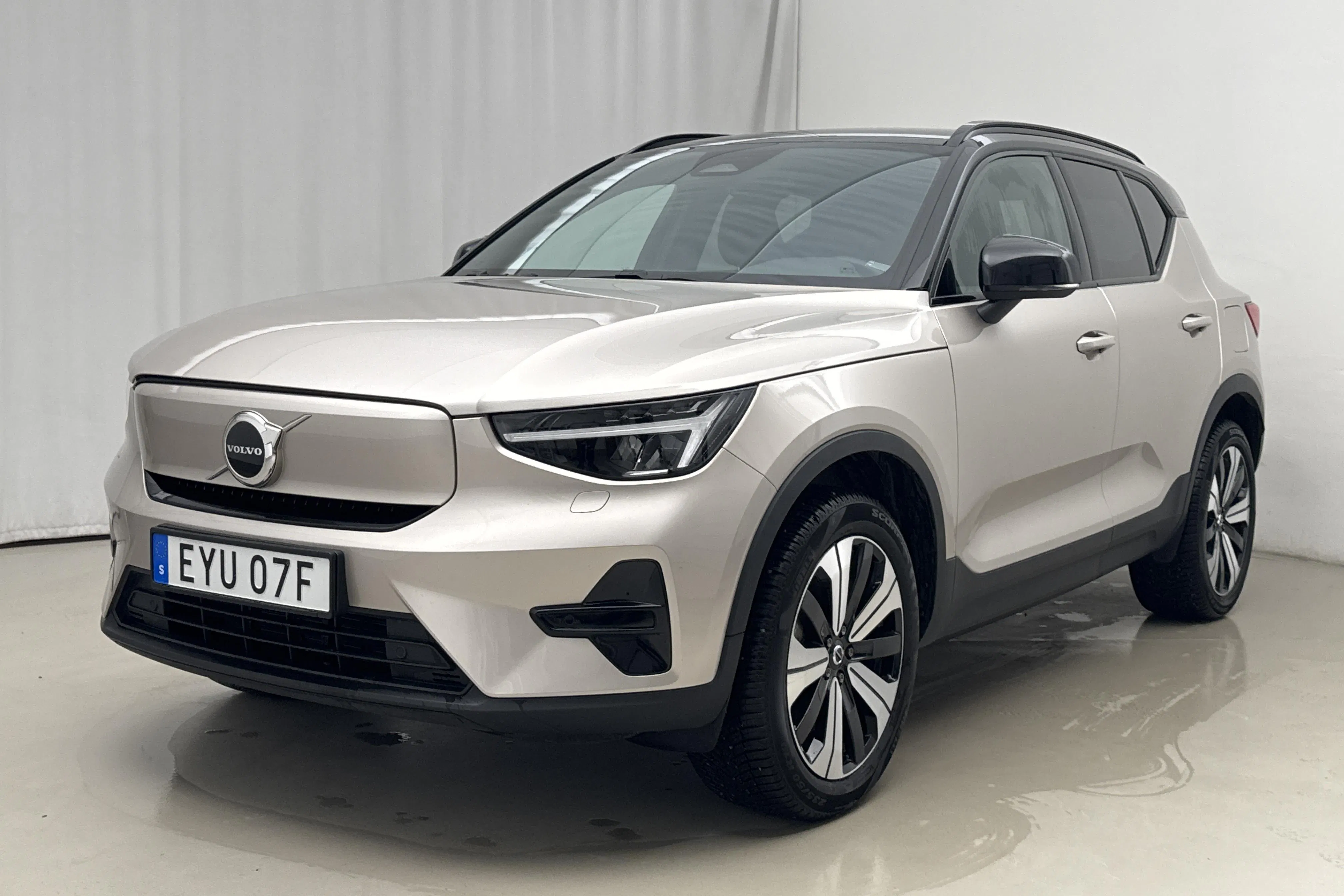 Presentationsfoto 1 av 21: Volvo XC40 P6 Recharge (231hk) - 3 437 mil - Automat - Light Grey - 2023