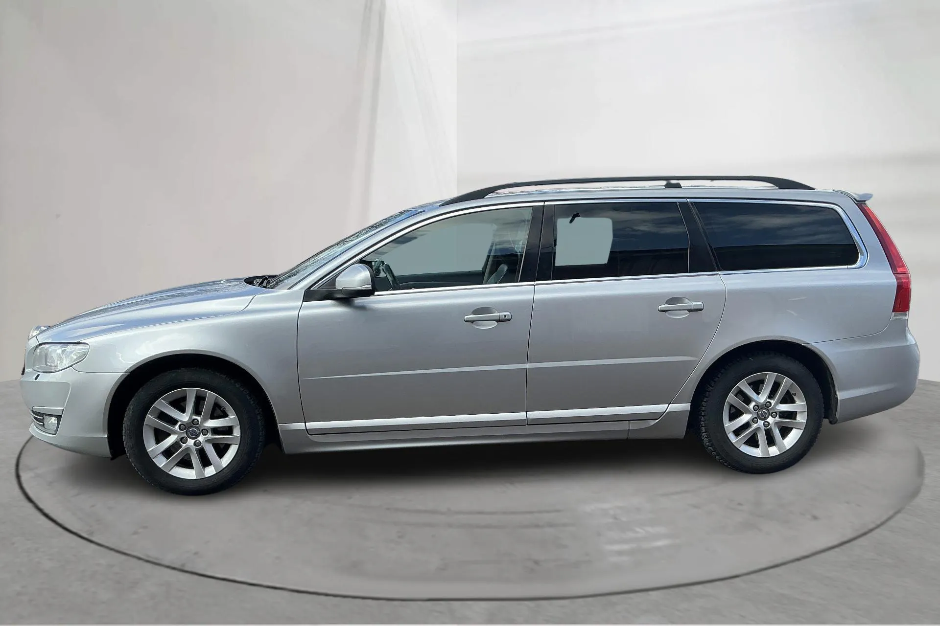 Presentationsfoto 2 av 14: Volvo V70 II D4 (181hk) - 23 046 mil - Manuell - silver - 2015