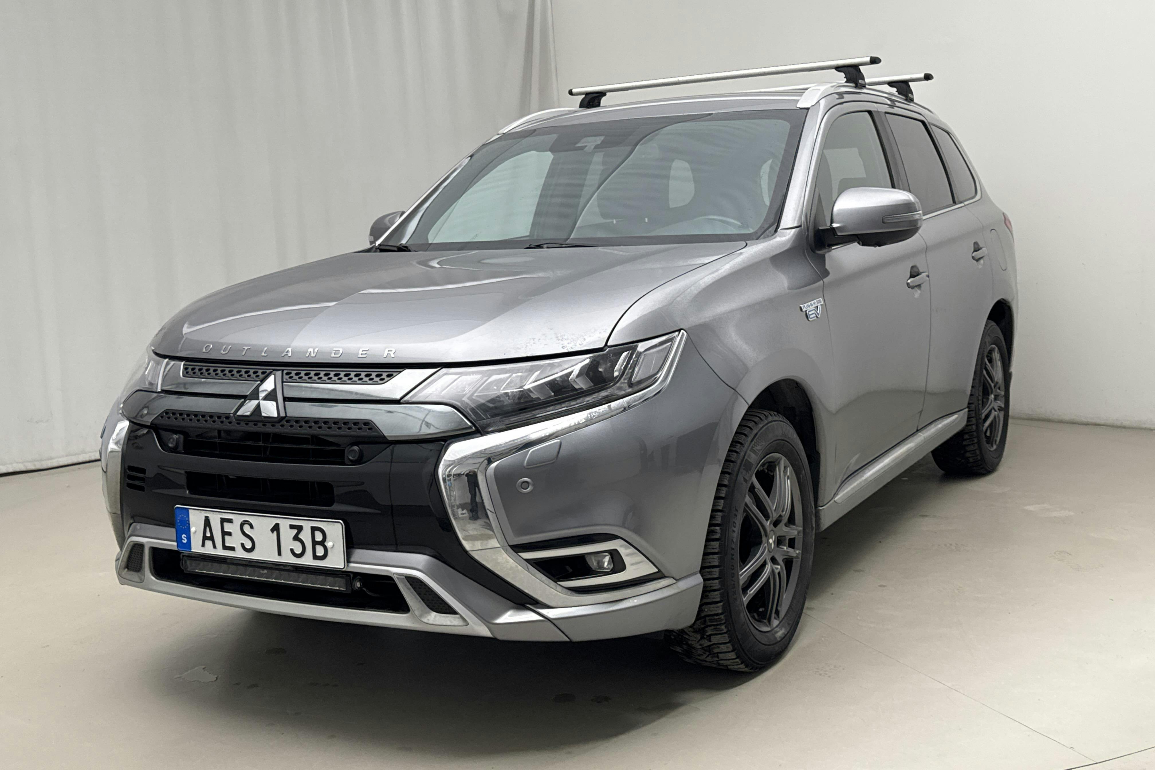 Presentation photo 1 of 17: Mitsubishi Outlander 2.4 Plug-in Hybrid 4WD (136hk) - 163 310 km - Automatic - gray - 2020