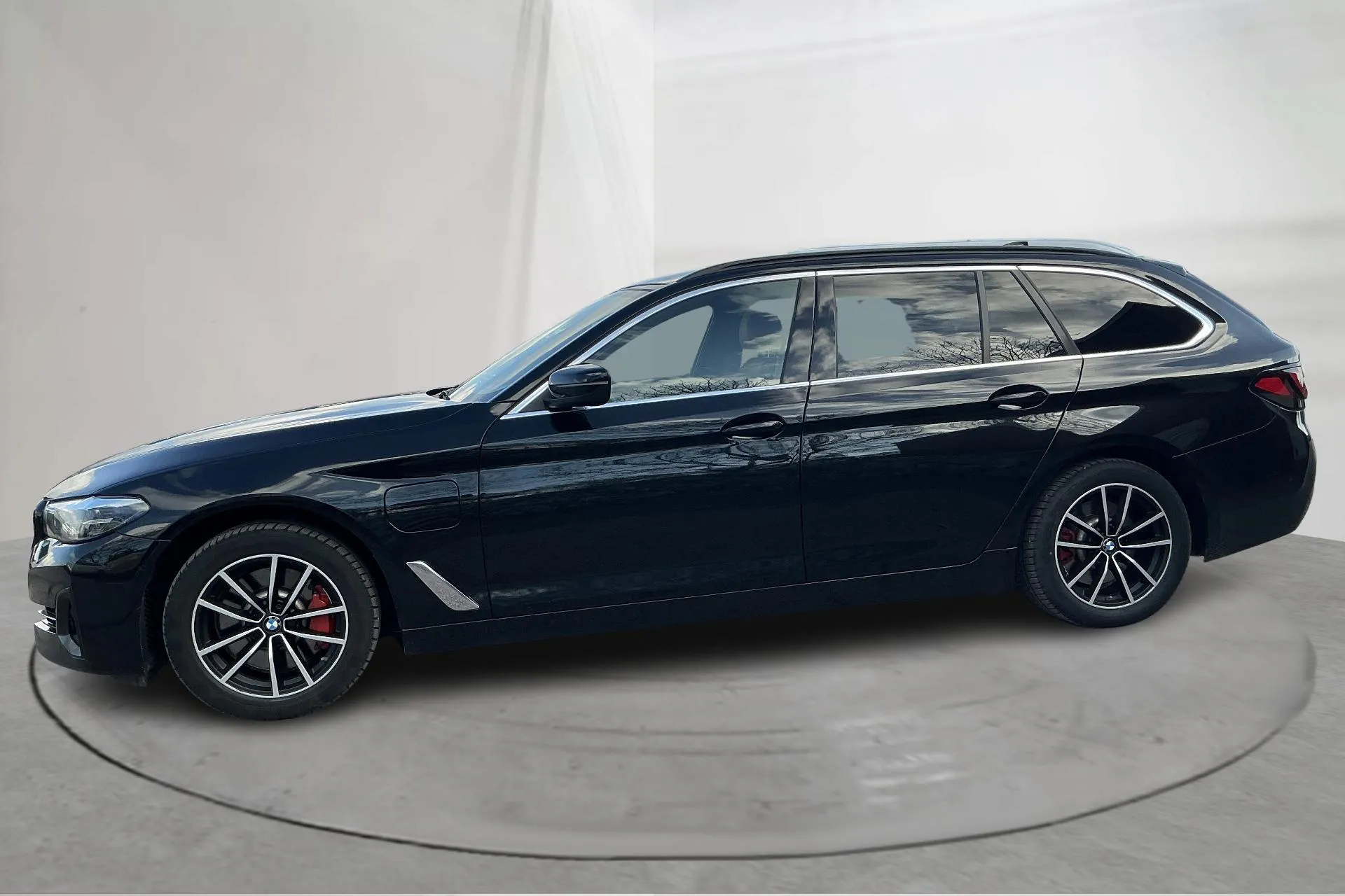 Presentation photo 2 of 17: BMW 530e xDrive Touring, G31 12kWh LCI (292hk) - 101 360 km - Automatic - black - 2021