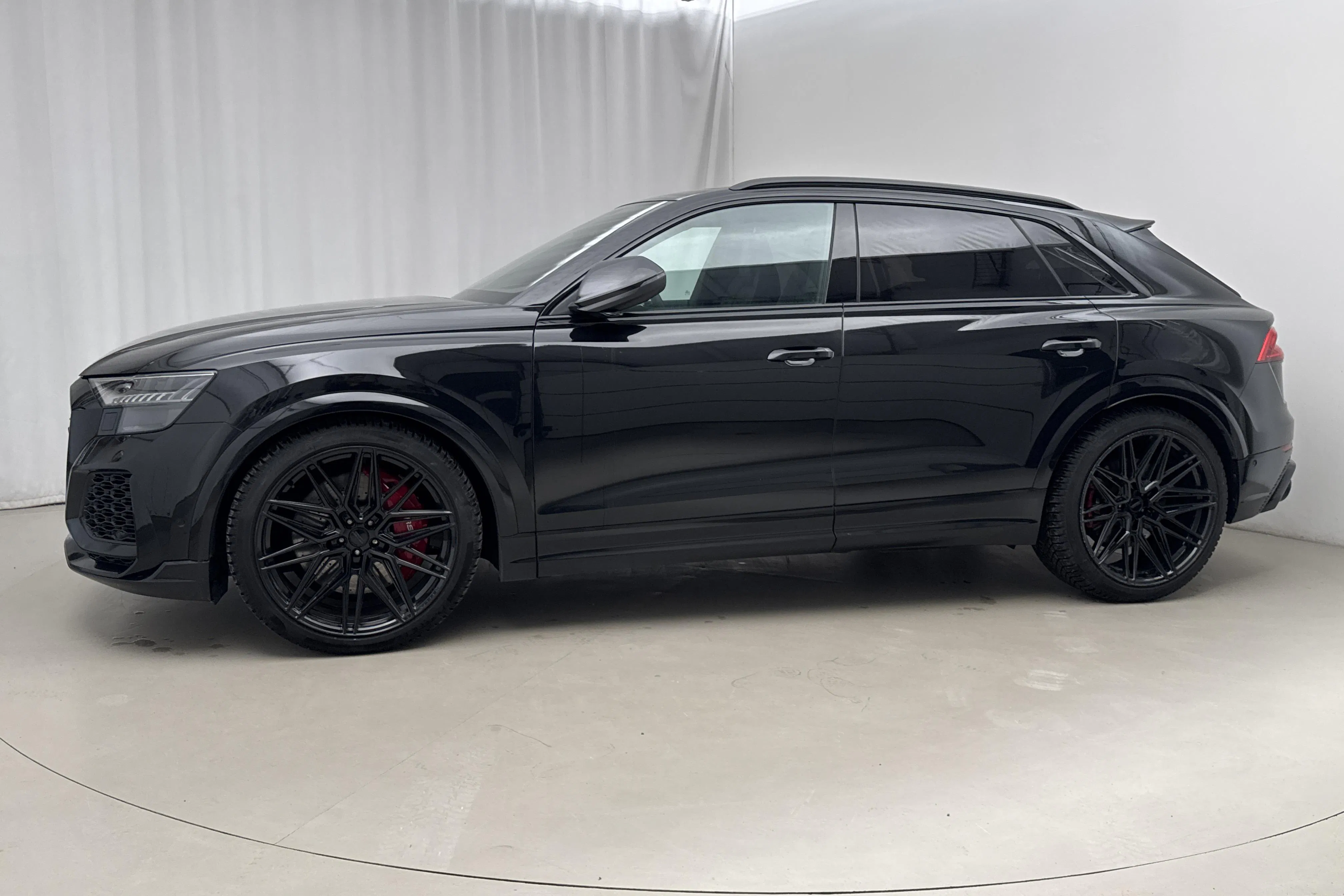 Presentationsfoto 2 av 19: Audi RS Q8 TFSI quattro (600hk) - 3 441 mil - Automat - svart - 2023