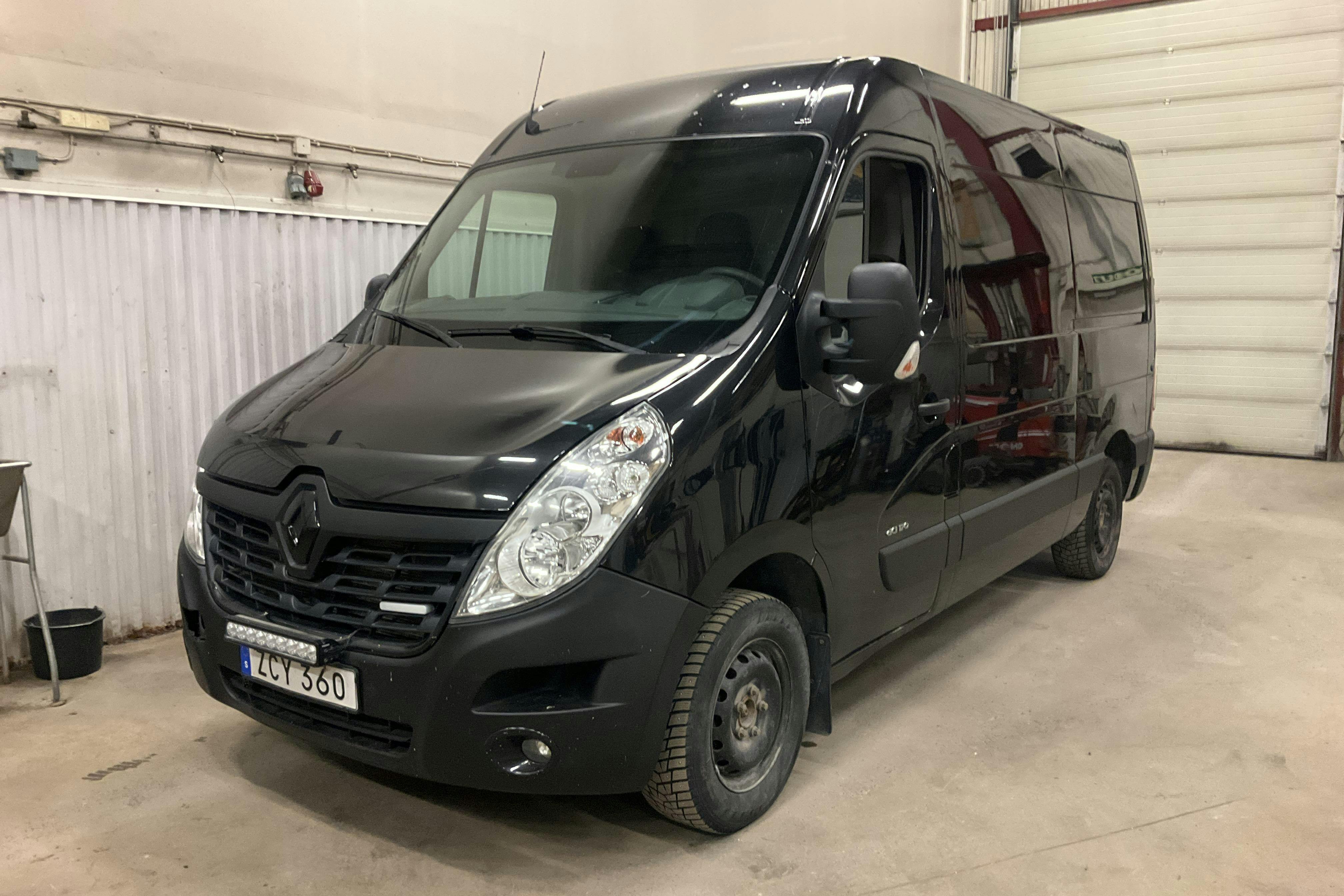 Presentationsfoto 1 av 16: Renault Master 2.3 dCi FAP 2WD (170hk) - 17 394 mil - Manuell - svart - 2018