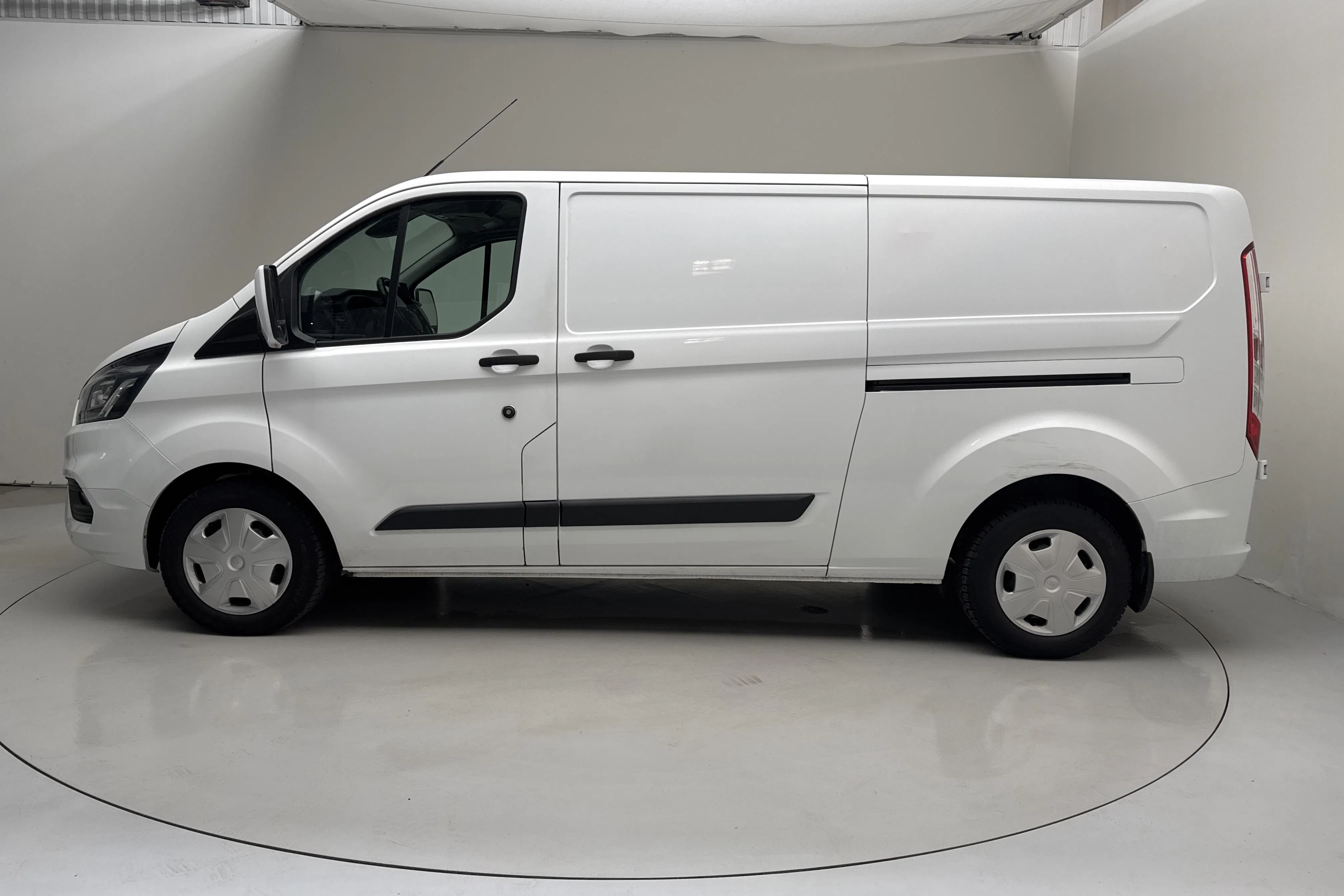 Presentation photo 2 of 13: Ford Transit Custom 300 (130hk) - 127 810 km - Automatic - white - 2019