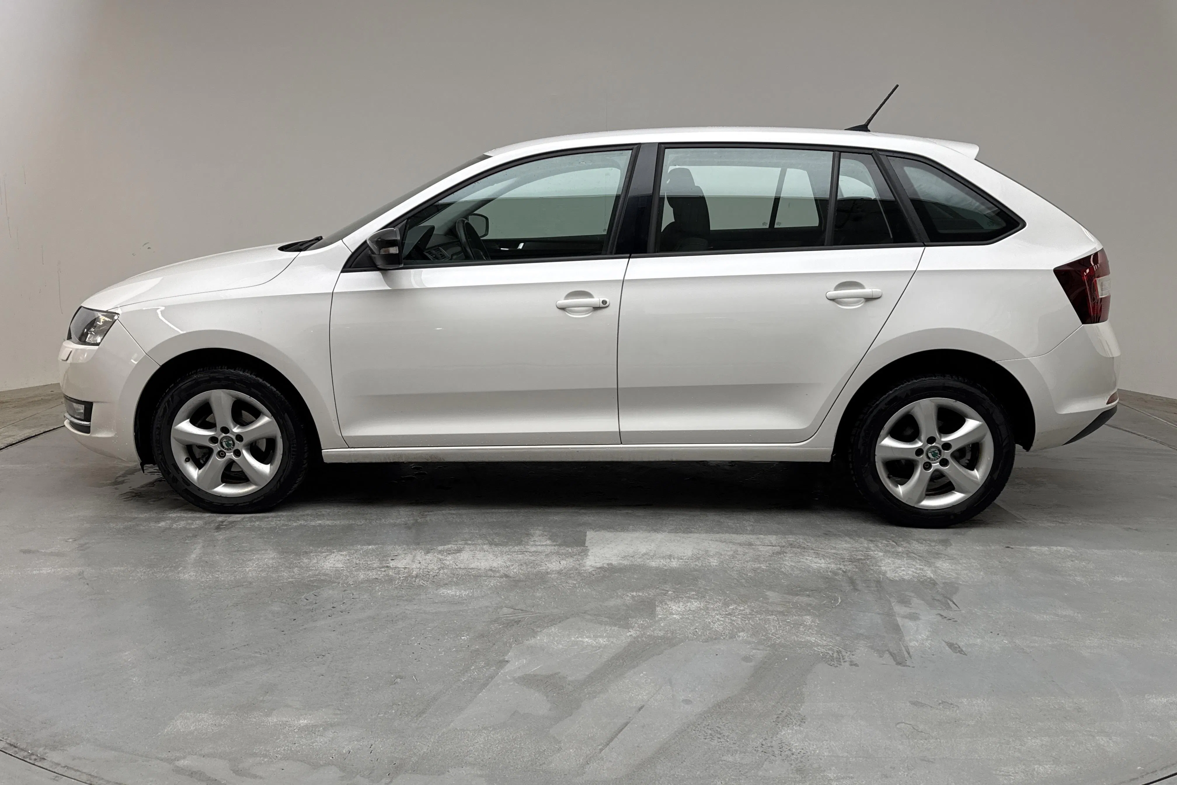 Presentationsfoto 2 av 13: Skoda Rapid 1.4 TDI Spaceback (90hk) - 12 353 mil - Manuell - vit - 2018