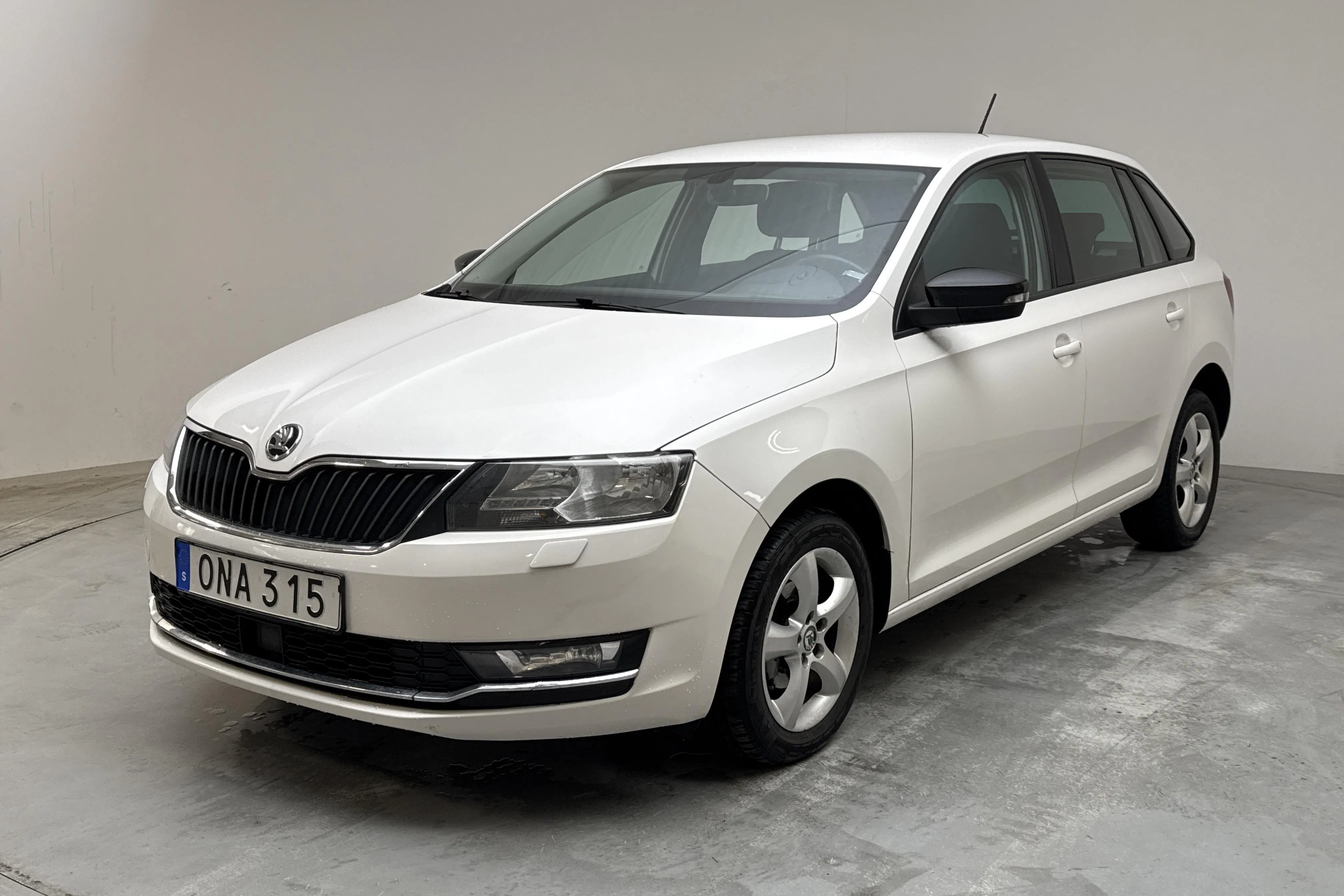 Presentationsfoto 1 av 13: Skoda Rapid 1.4 TDI Spaceback (90hk) - 12 353 mil - Manuell - vit - 2018