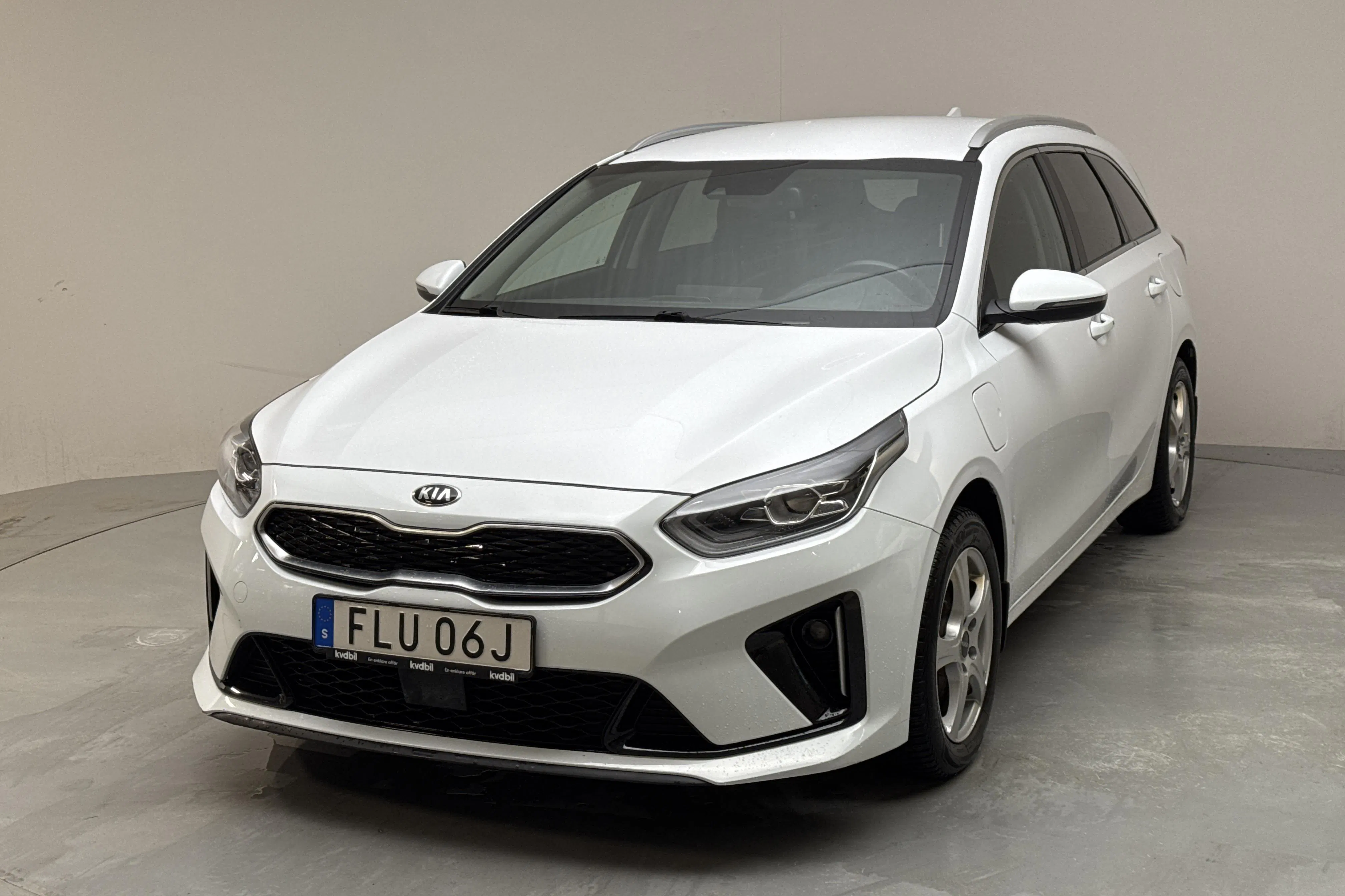 Presentation photo 1 of 17: KIA Ceed 1.6 Plug-in Hybrid SW (141hk) - 146 890 km - Automatic - white - 2020