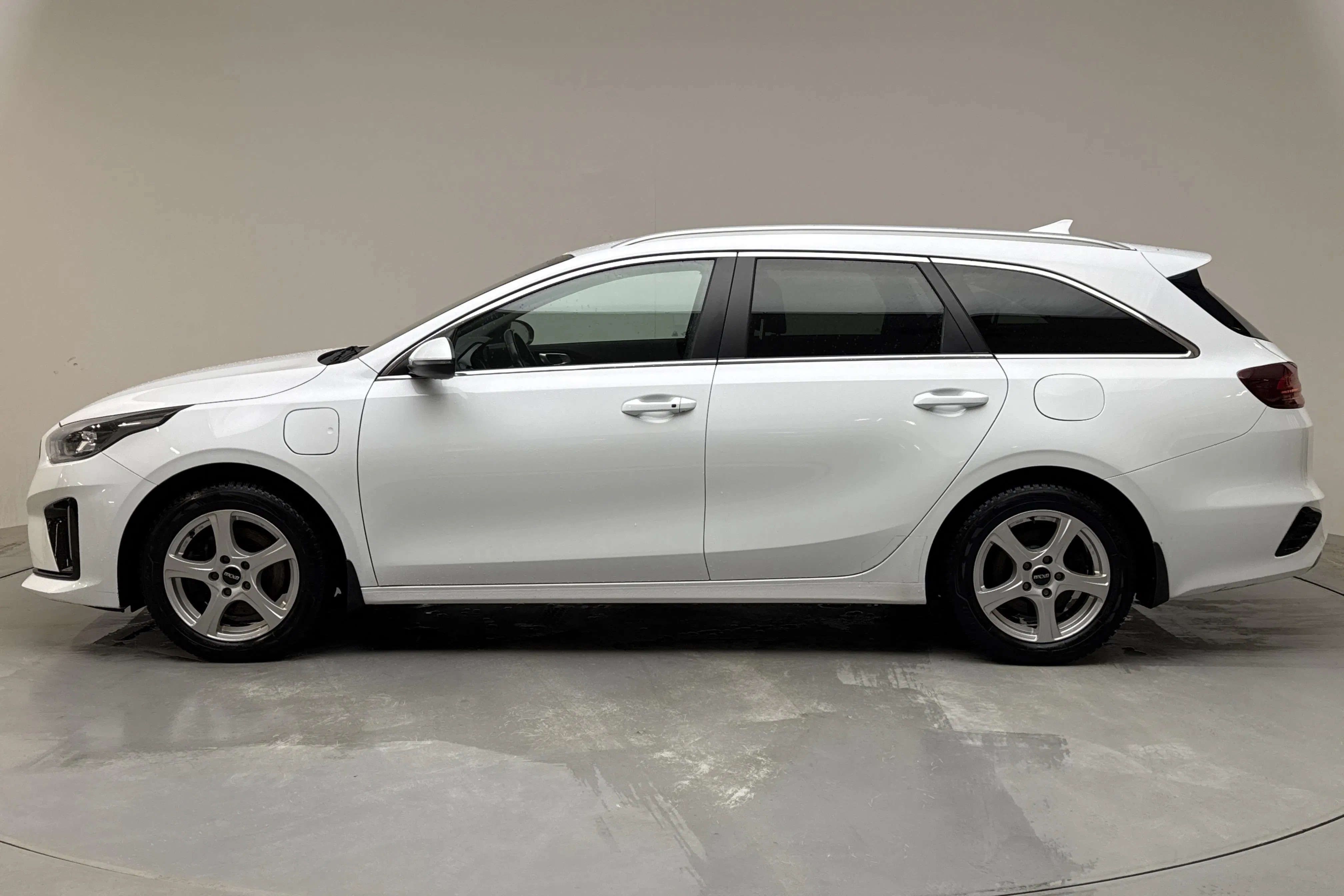 Presentation photo 2 of 17: KIA Ceed 1.6 Plug-in Hybrid SW (141hk) - 146 890 km - Automatic - white - 2020