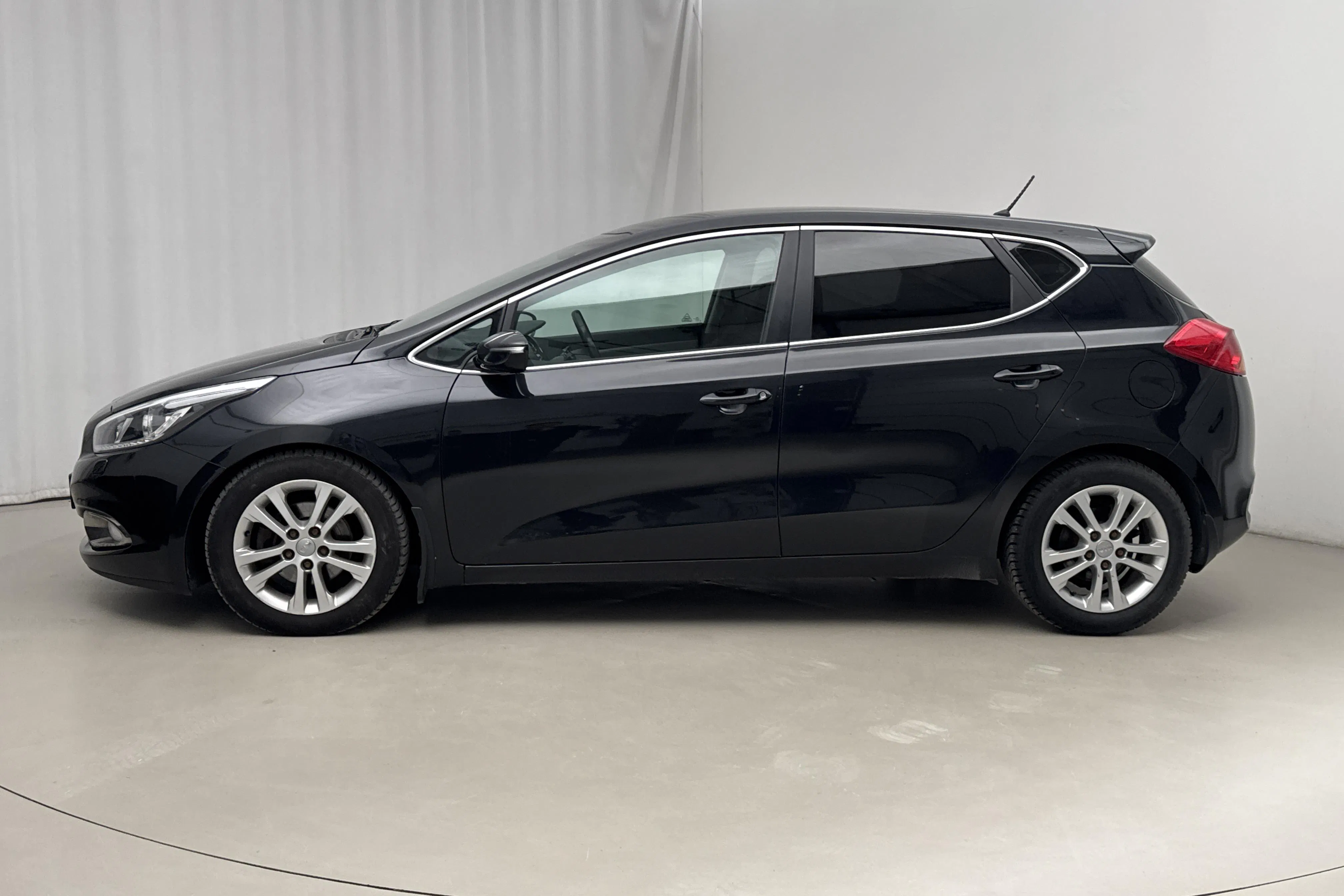 Presentation photo 2 of 11: KIA Cee'd 1.6 CRDi 5dr (128hk) - 218 490 km - Automatic - black - 2013