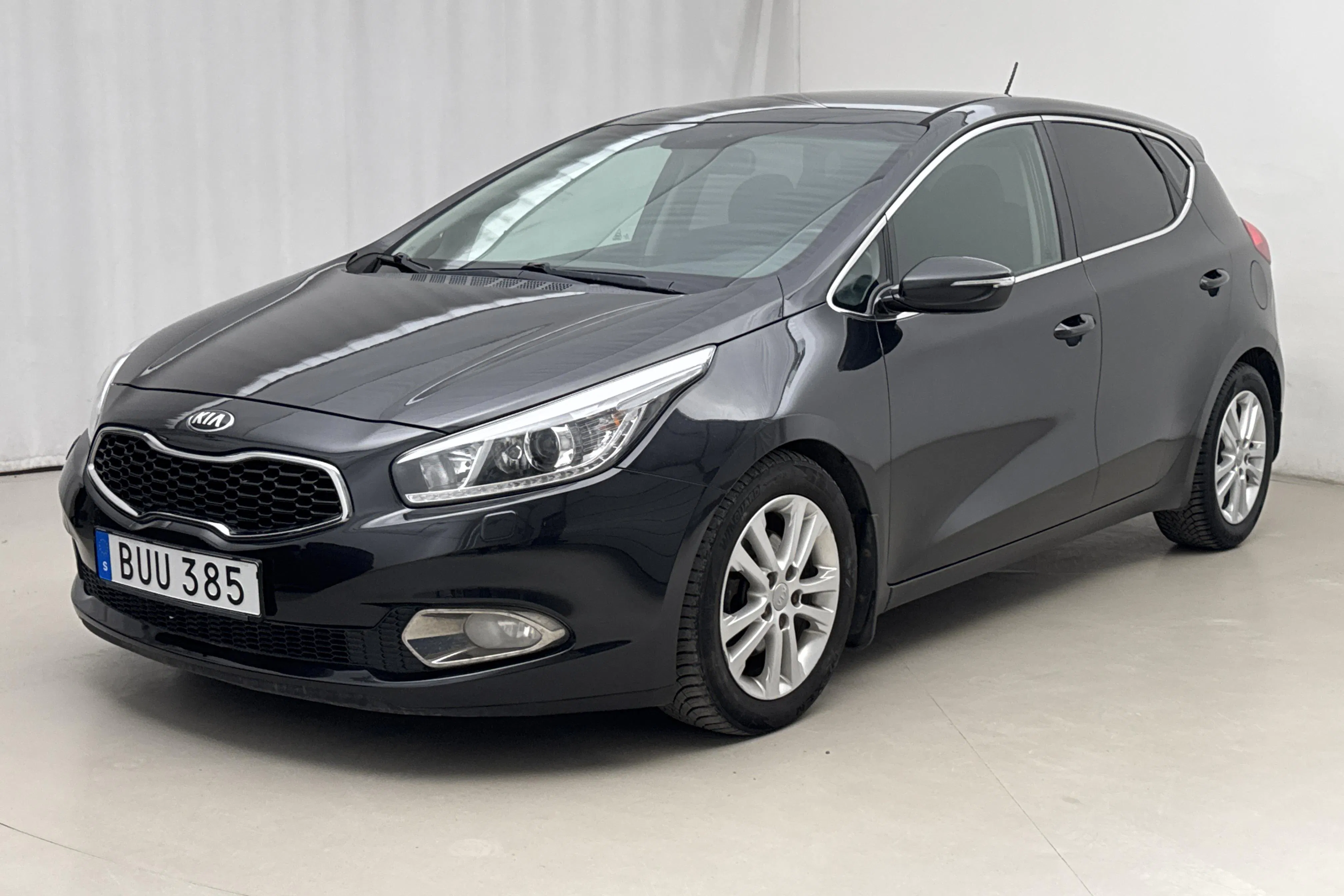 Presentation photo 1 of 11: KIA Cee'd 1.6 CRDi 5dr (128hk) - 218 490 km - Automatic - black - 2013