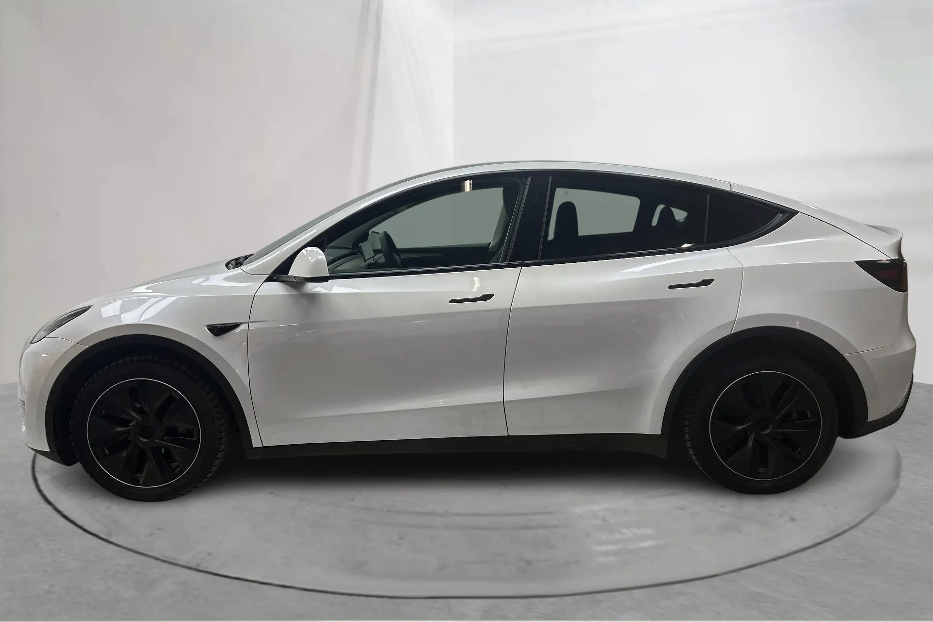 Presentationsfoto 2 av 18: Tesla Model Y Long Range Dual Motor AWD - 3 591 mil - Automat - vit - 2024